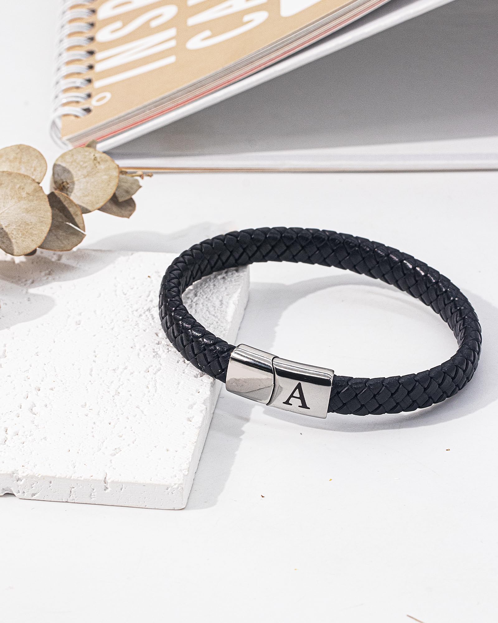 Lederarmband Herren Armband mit Buchstaben Gravur A-Z Buchstabe Armband Männer Schwarz Geflochten Leder Armbänder mit Magnetverschluss Vatertag Abitur Geburtstag Geschenke für Männer