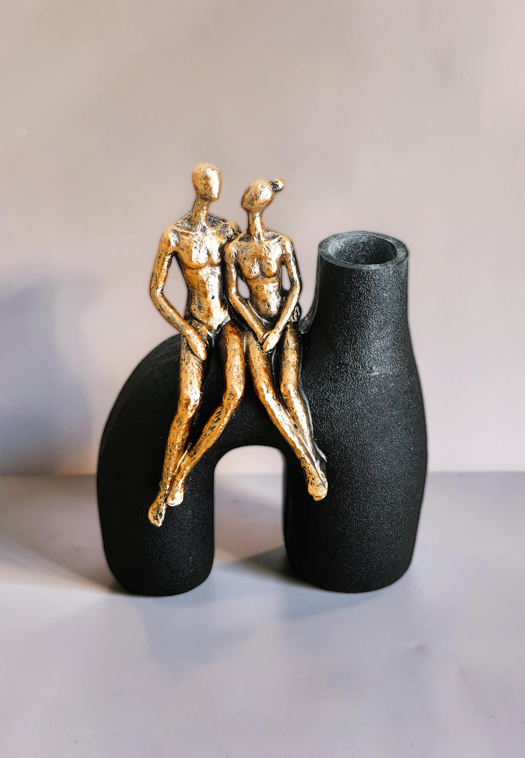 Scultura astratta moderna con vaso - Figurina romantica di coppia, resina sintetica, finitura bronzo metallizzato, elegante pezzo decorativo per la casa, L 20 cm x H 25,5 cm