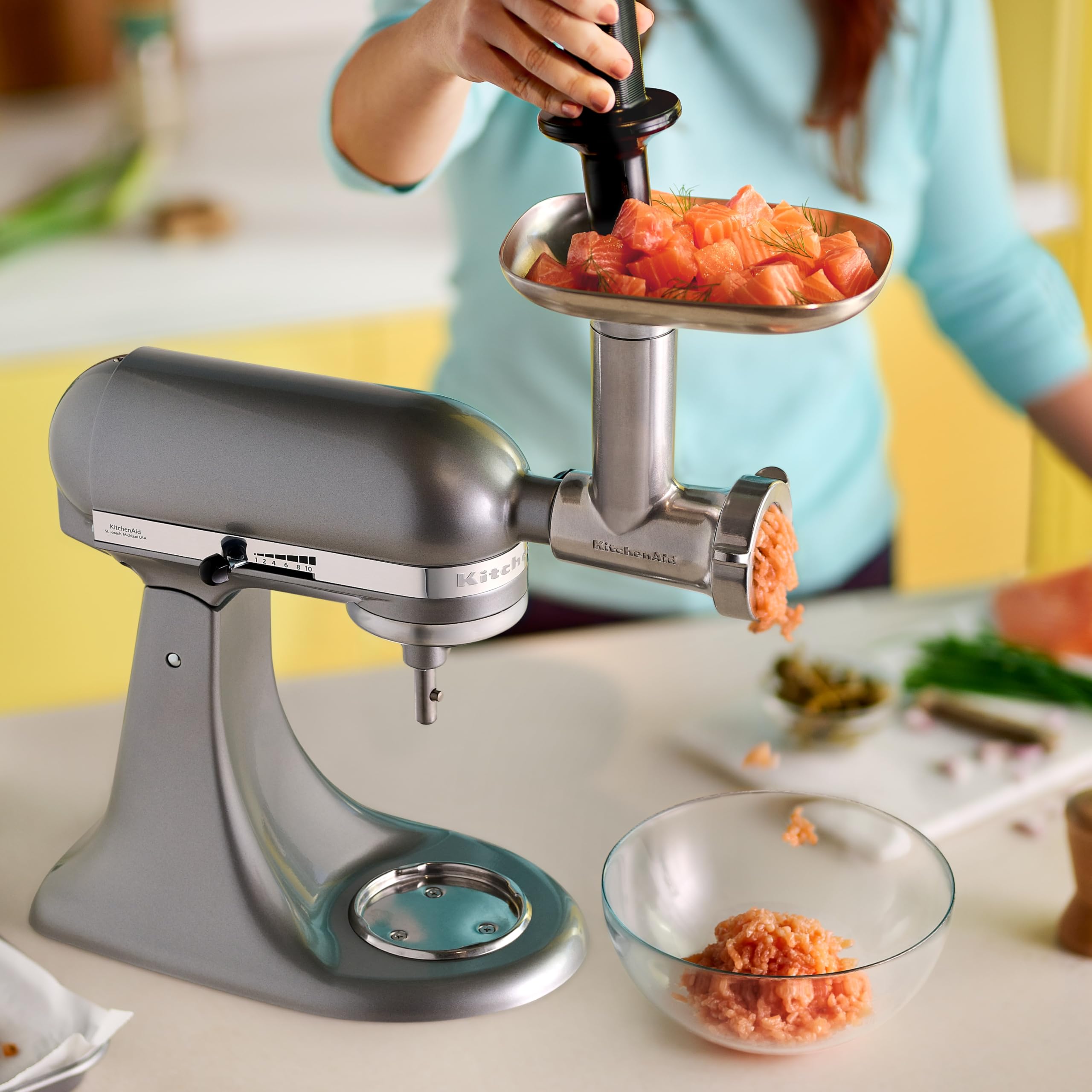 KitchenAid Classic Robot Pâtissier 4.3L à Tête Inclinable, 10 Vitesses Démarrage Doux, Batteur Plat, Crochet & Fouet, Mélange Planétaire, 59 Points de Contact, Argent Contour