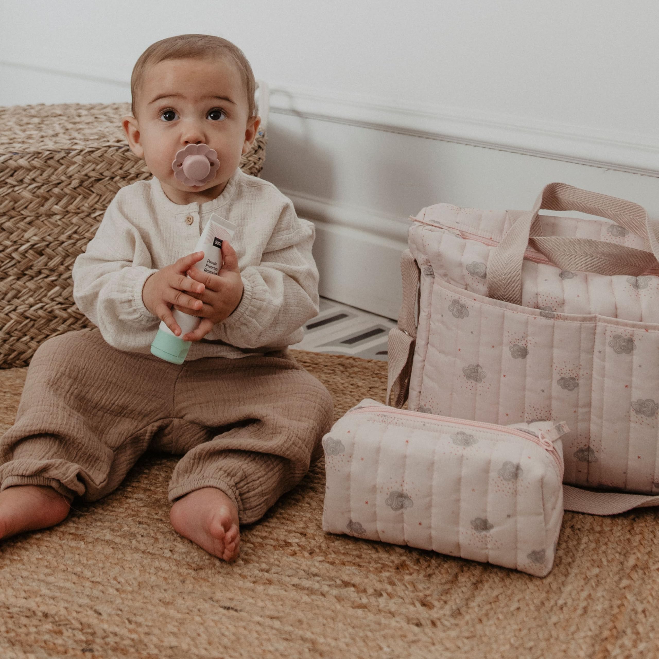 Suavinex, Kulturbeutel für Babys, Geschenkset für Neugeborene mit: Shampoo 100 ml + Feuchtigkeitslotion 100 ml + Creme für Change 75 ml + Eau de Cologne 50 ml. Reisegröße. Rose Dreams