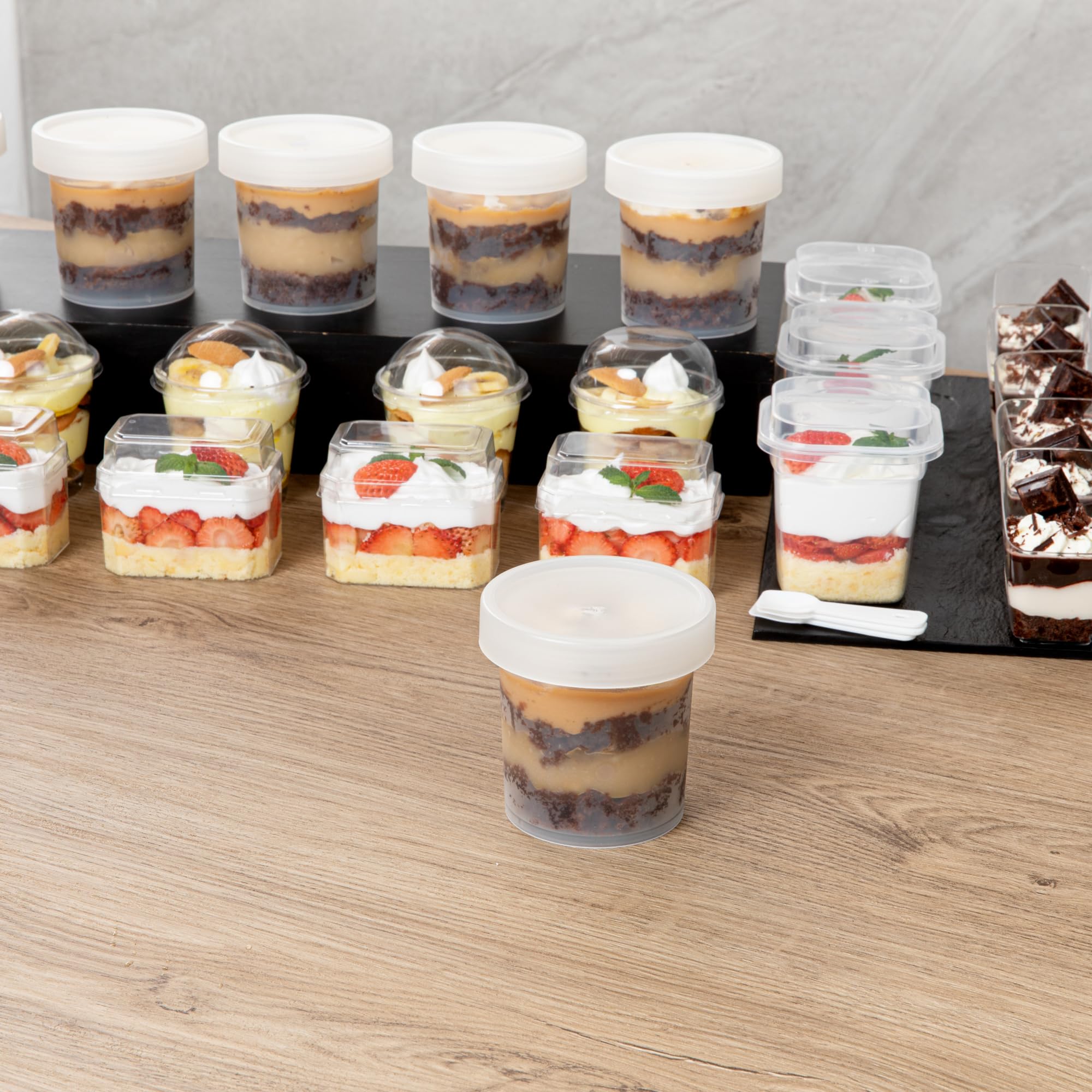 Restaurantware - Mini tazas de postre redondas de 10 onzas, 100 tazas desechables para pudín con tapas, duraderas, apilables, tazas de parfait de plástico transparente con tapas, para llevar postres y