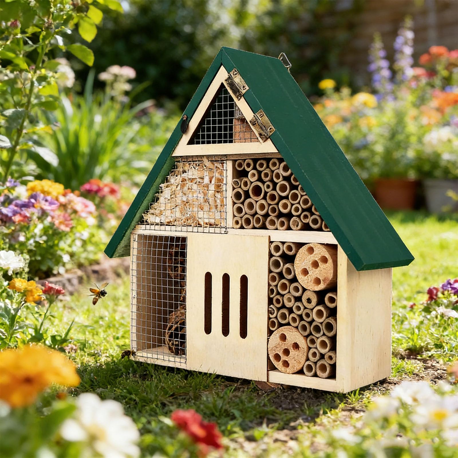 Casetta educativa per bambini e adulti, realizzata in pino naturale, supporta giardini aggiungendo un tocco visivo per la conservazione delle mosche