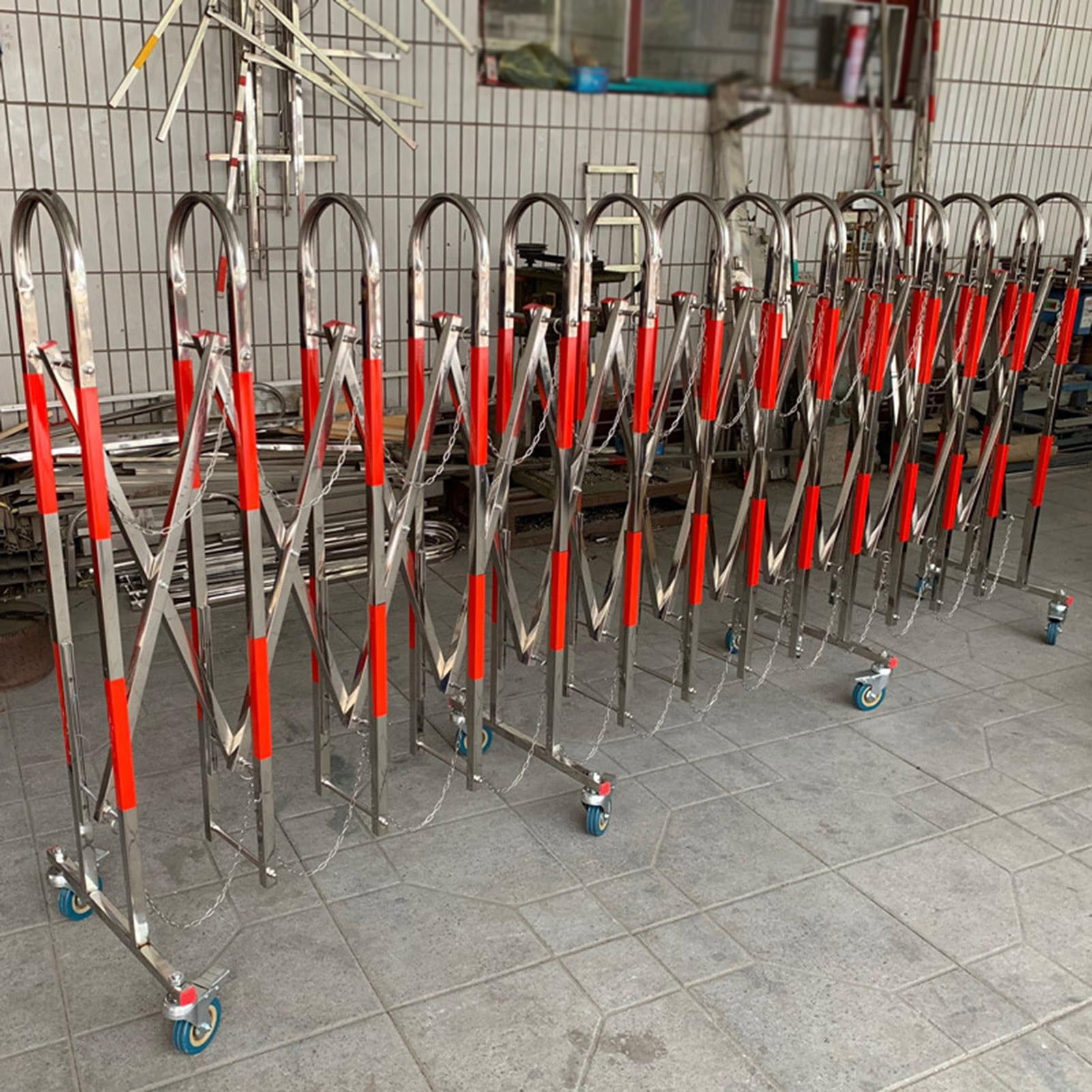 Przemysłowa, Rozkładana Bariera Bezpieczeństwa, Przenośna, Mobilna Bariera Parkingowa Z Kółkami, Składana, Przenośna, Chowana Brama Garażowa, Szkolna, Centrum Handlowe, Srebrna, 3,6 X 16,4 Stopy (1,1