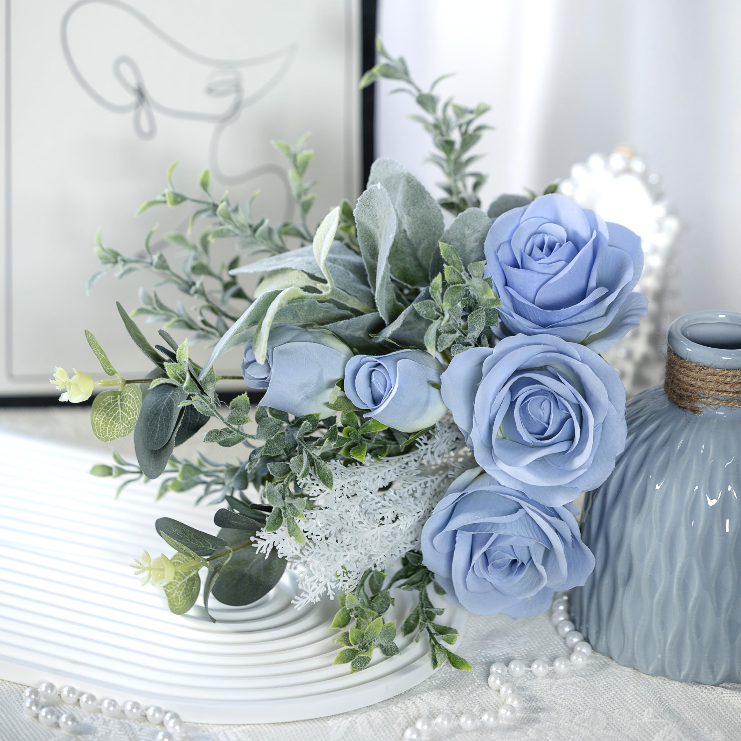 青い花柄の陶器製花瓶と造花 Amazon｜MOOMASSの花瓶付き造花、花瓶に入った青いバラのフェイク