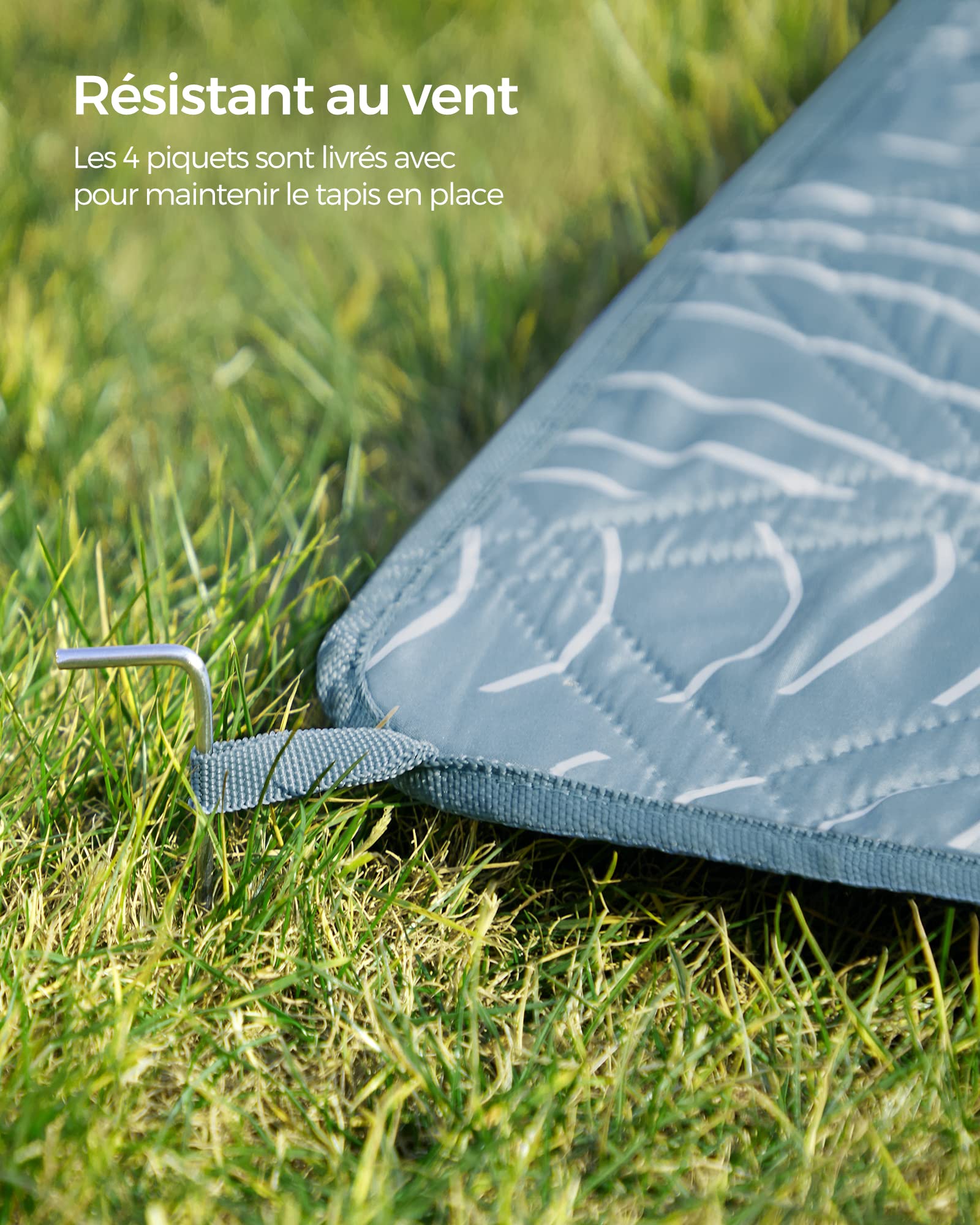SONGMICS Couverture de Pique-Nique, 200 x 200 cm, avec 4 Piquets de Sol, Grand Tapis, pour Camping, Parc, Jardin, Plage, Hydrofuge, Lavable en Machine, Pliable, Motif Feuilles et Bleu Clair GCM010Q02