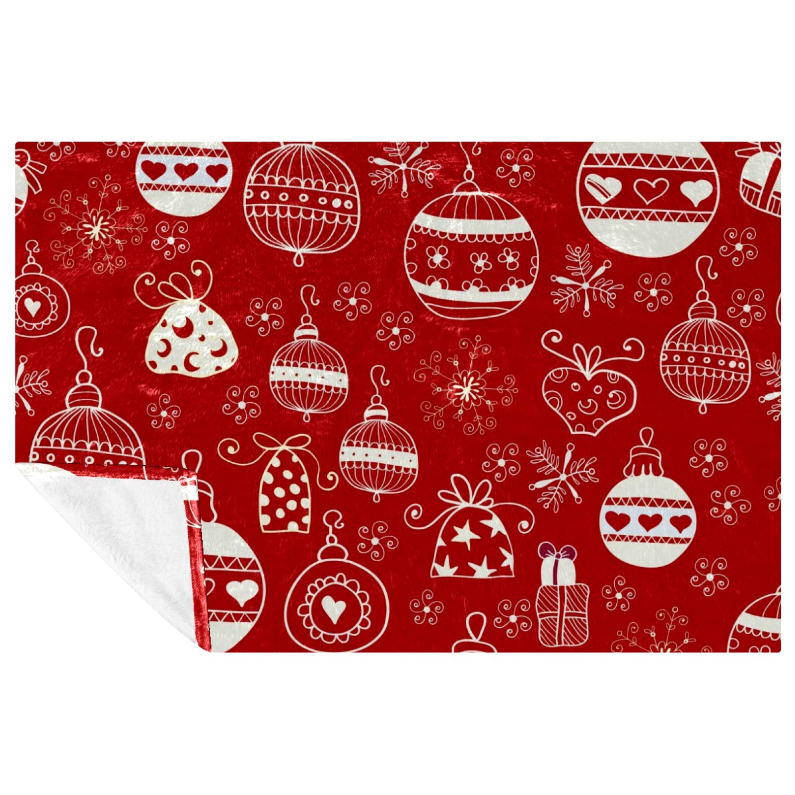 Couverture rouge de Noël contre le froid sur le canapé ou au lit