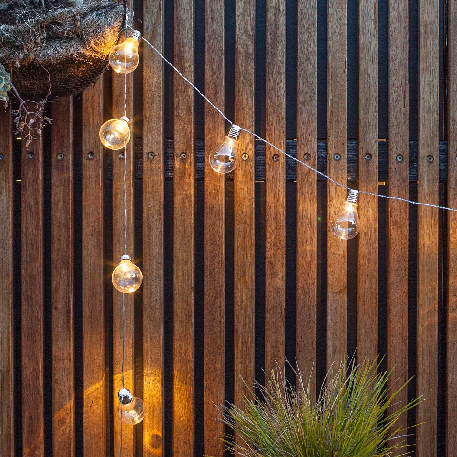 Lights4fun 10 LED Warm White Edison Bulb Battery-Operated Festoon String Lights – 2.25m Retro Indoor & Outdoor Decorative Lighting with Timer – Lightweight Shatterproof Clear Bulbs On Discreet Cable