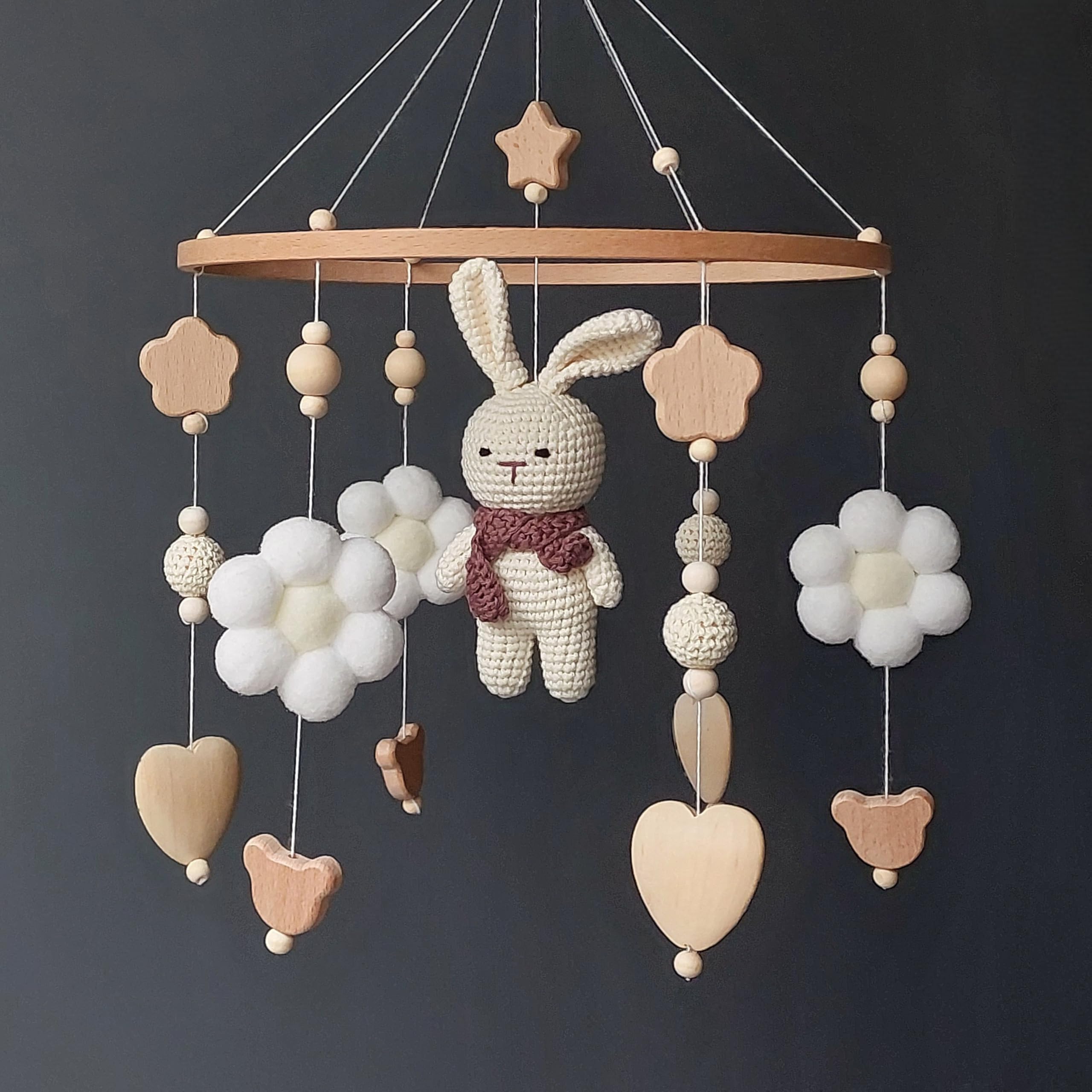 Gehäkeltes Baby Mobile Hase – Mädchen Krippen Deko aus Holz, Crochet Bunny Babybett-Anhänger, Neutraler Waldtier Nursery Schmuck – Handgemachtes Geschenk zur Babyparty