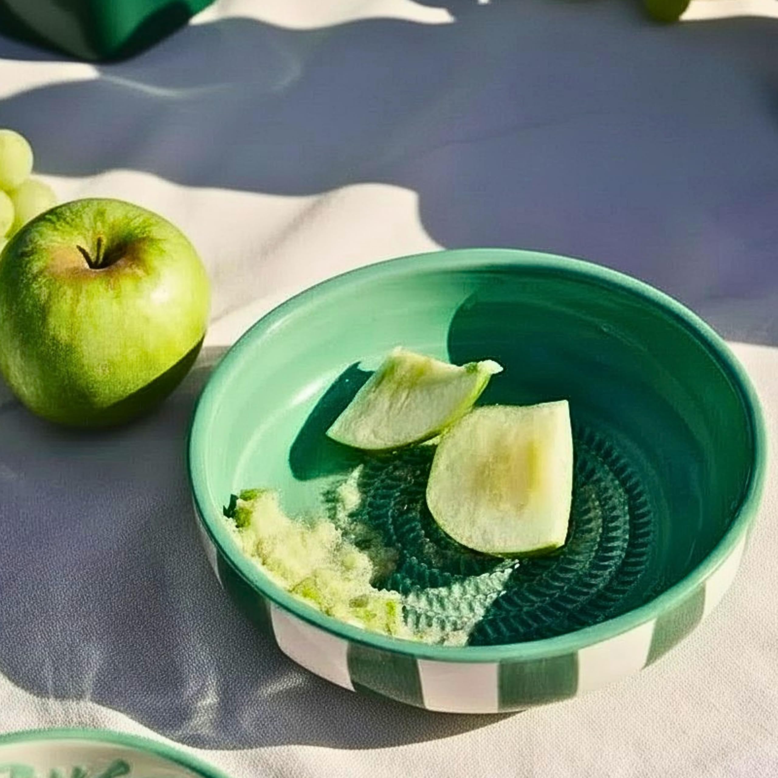 Assiette Rapeuse Ail Grand Model - Râpe en Céramique - Bol à Râper Gingembre, Parmesan et Légumes - Assiette Râpe Cuisine Multifonction - Maxi Format - Fabrication Artisanale (Jade & Blanc, 19cm)
