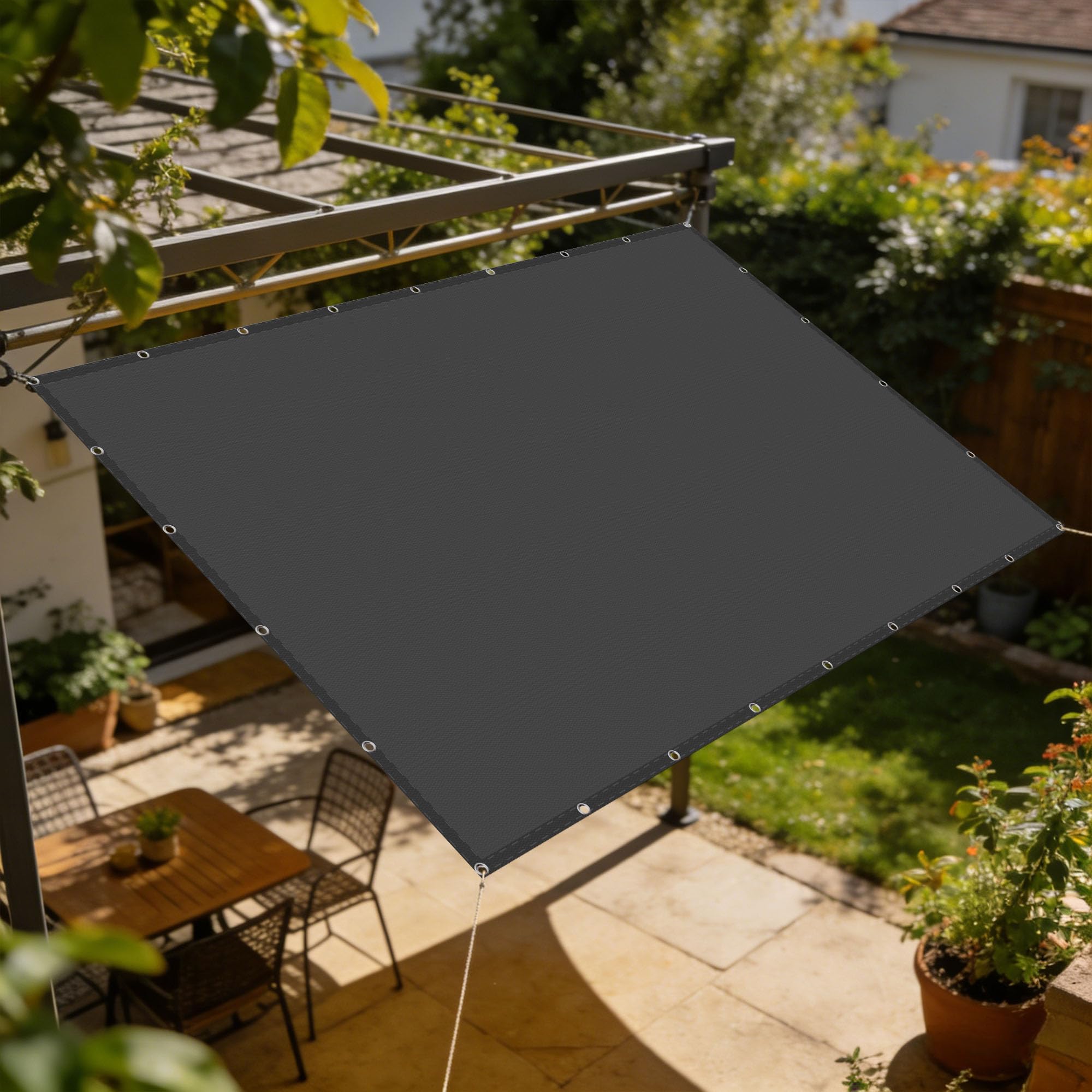 Toile d'ombrage contre le vent pour protéger un balcon des regards et du climat