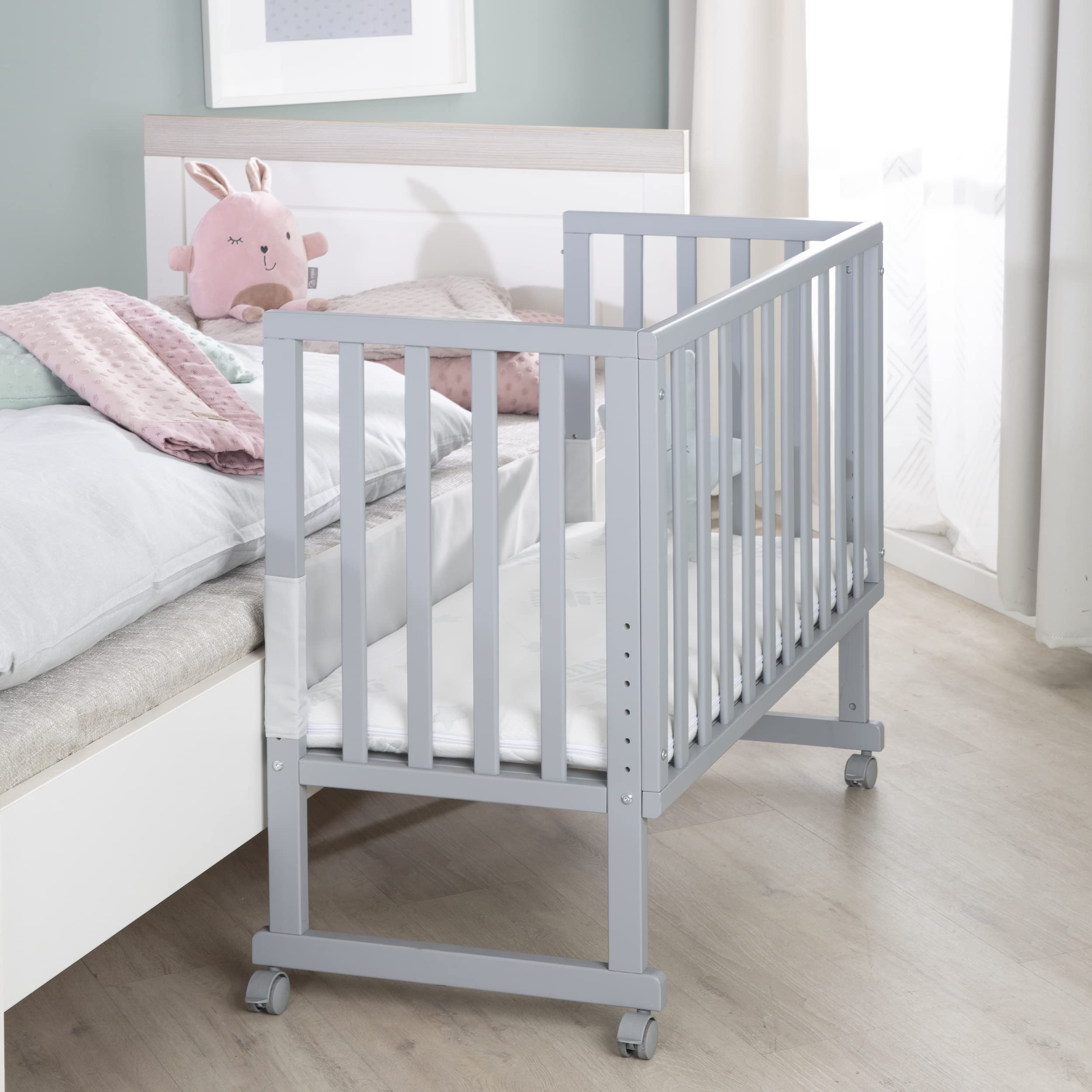 oba Stuben- und Beistellbett safe asleep® 3 in 1-45 x 90 cm - Höhenverstellbar - Komplettes Anstellbett mit Matratze + Canvas Barriere - Bett Set für Babys - Holz taupe/grau
