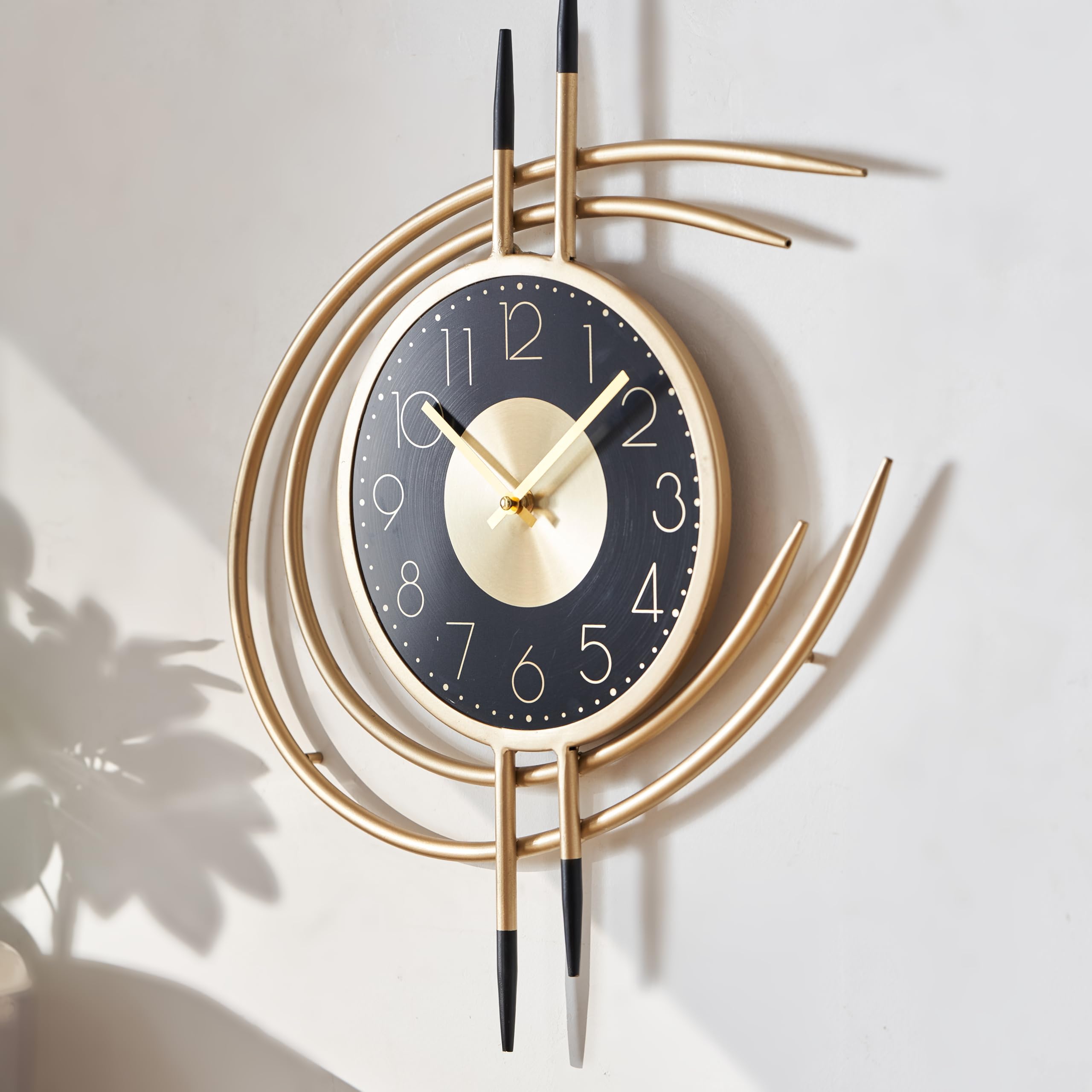 K&L Wall Art 54cm große goldene Wanduhr für Wohnzimmer Uhr ohne Tickgeräusche Metalluhr Schwarz Gold Wanduhren Goldoptik