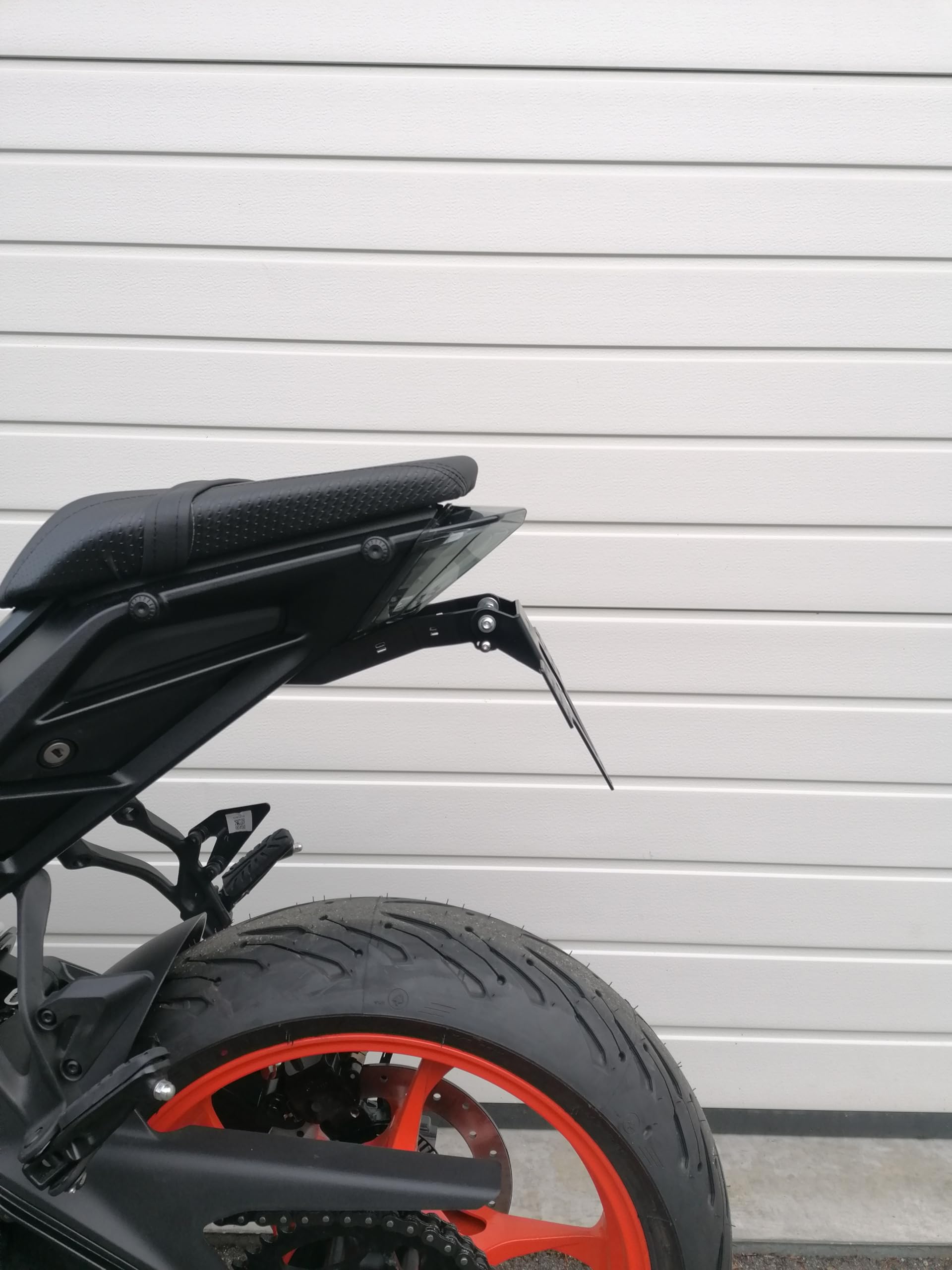 Porta targa corto Grofatec compatibile con KTM Duke 125 e Duke 390 dal 2024 EVO no compatibile all'illuminazione della targa originale