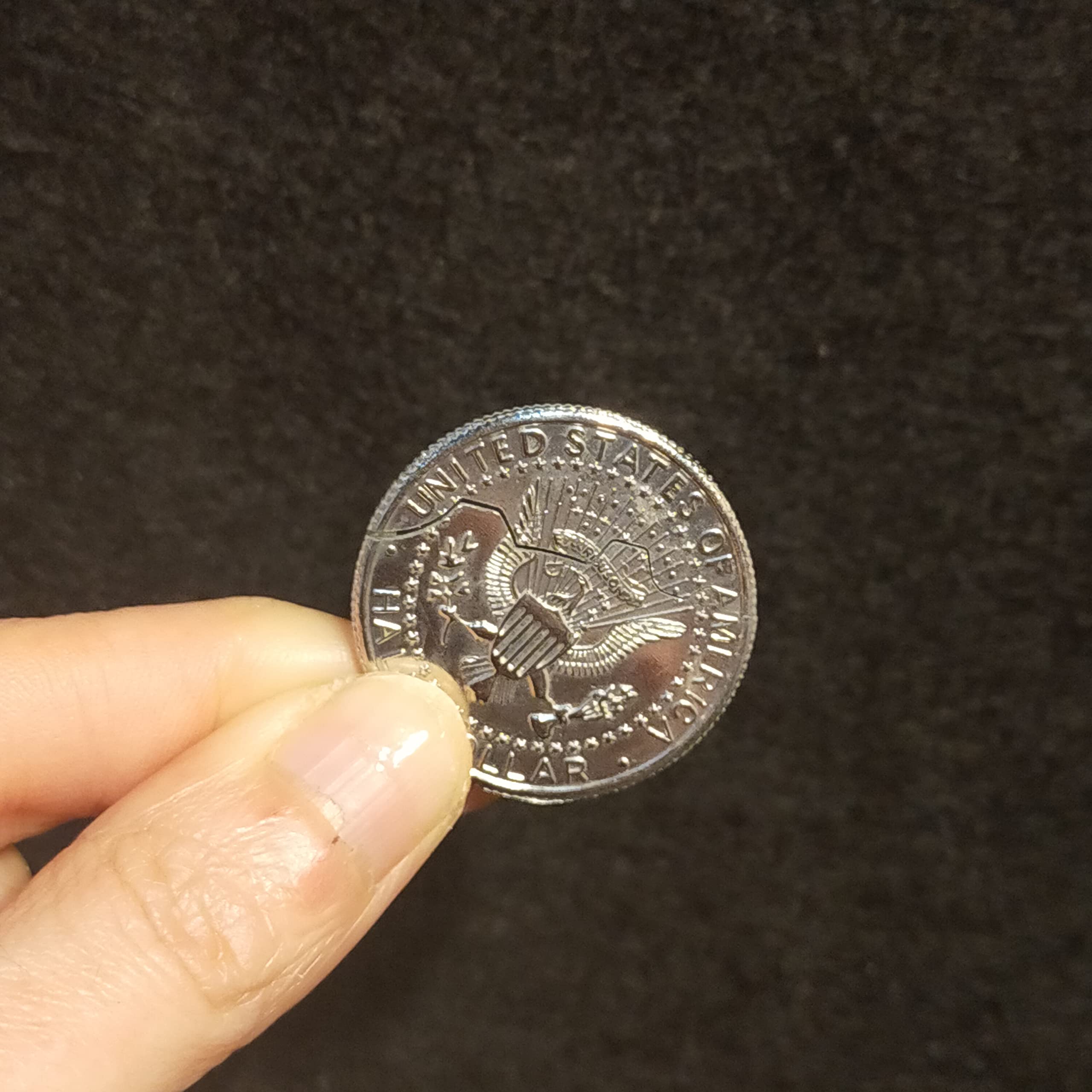 Amazon | 手品屋 かじるコインのマジック＜コインをかじってボリボリ、ふっと息を吹きかけると一瞬で元通り！不思議で面白い！＞ | マジック・手品  | おもちゃ