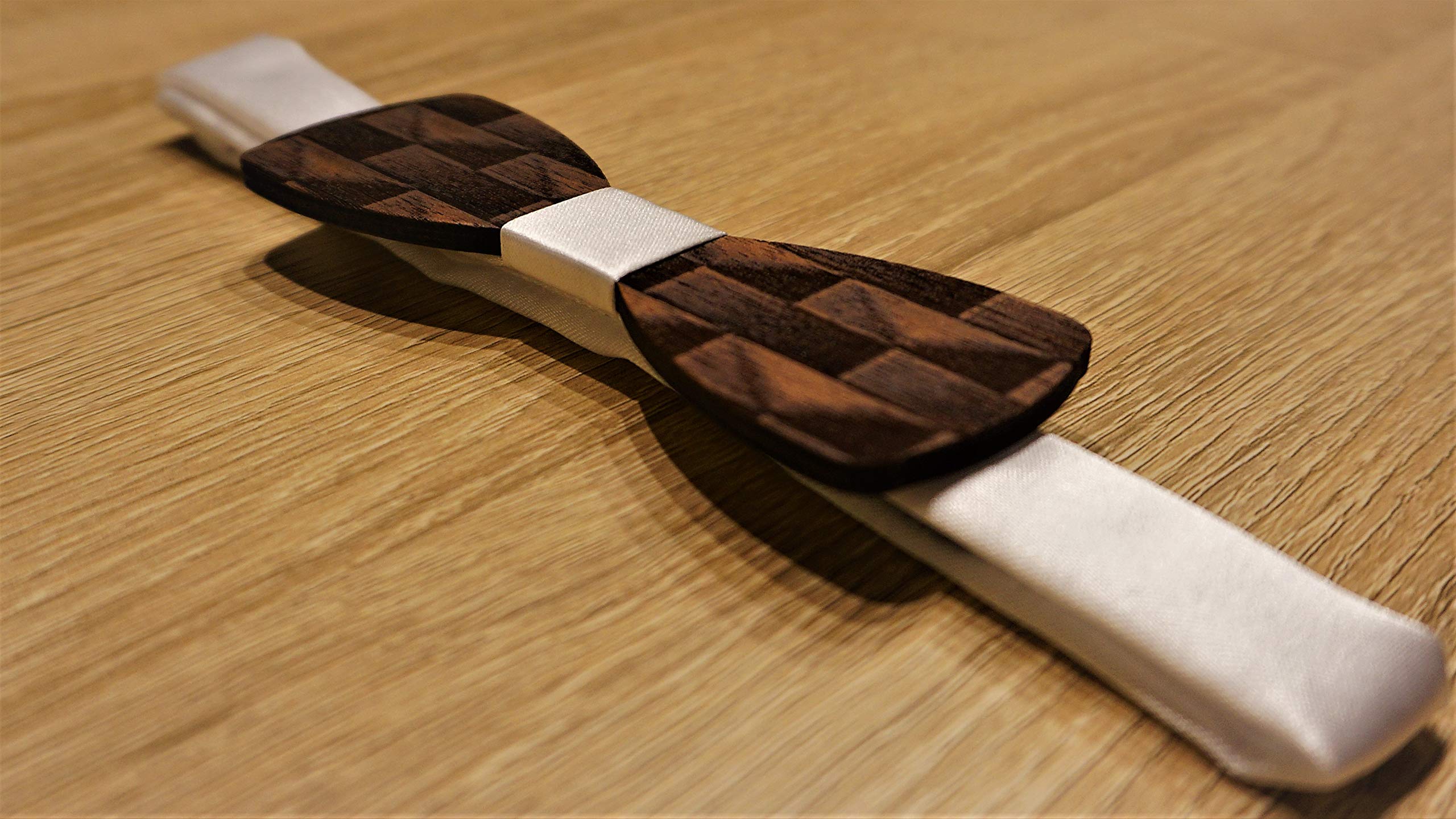 Holzfliege Männer weiß graviert Herren-Fliege mit elegantem Stoffband handgefertigt Shabby Chic Querbinder Bräutigam Accessoires