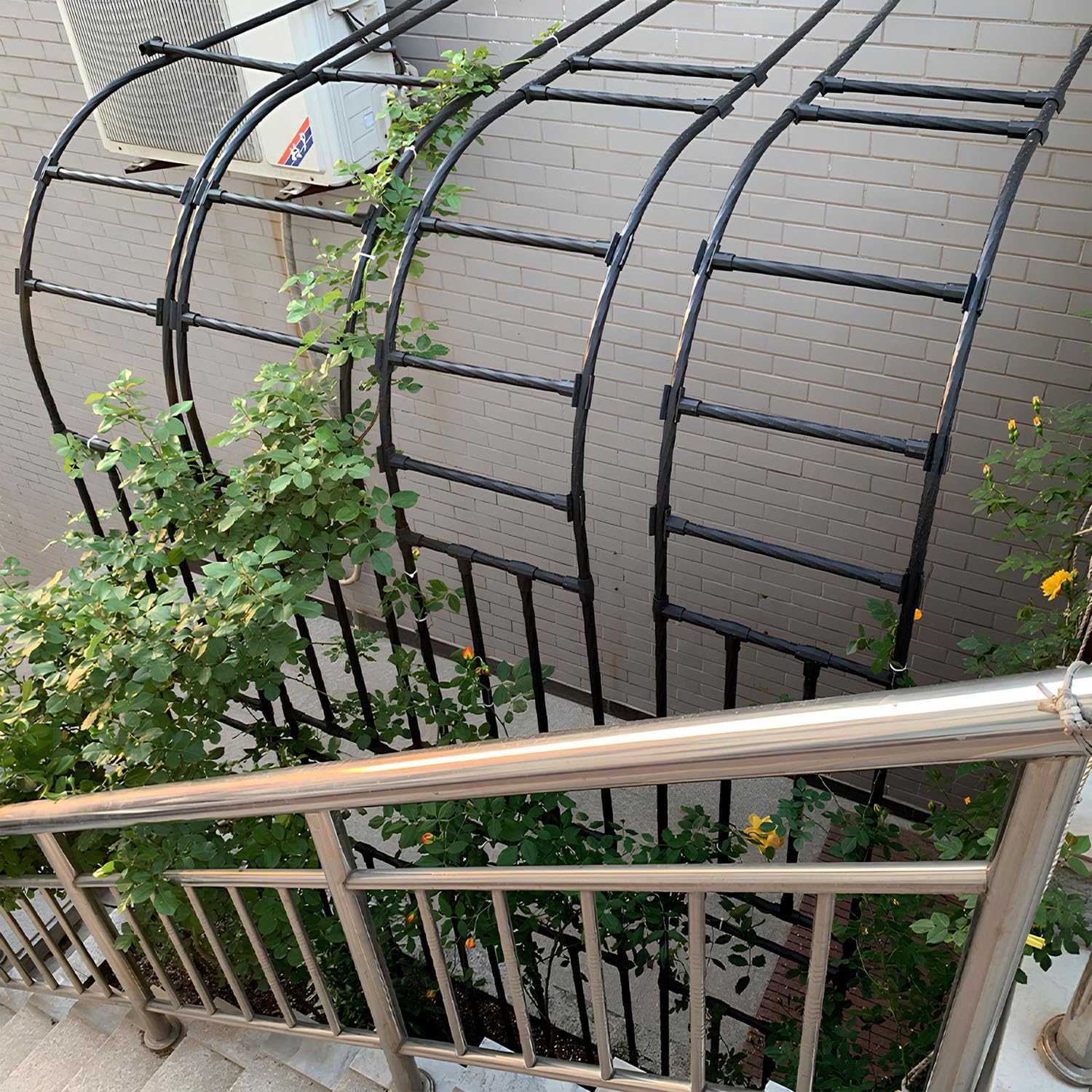 Arco per rose in metallo – Elegante pergolato da giardino a metà faccia per piante rampicanti, facile da montare, perfetto per uso interno ed esterno, ideale per matrimoni, eventi e composizioni