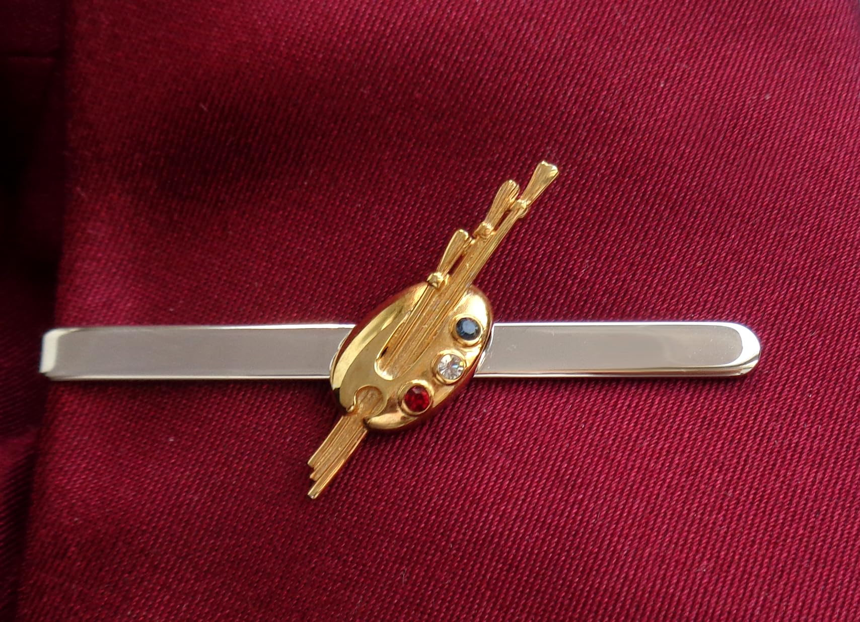 Krawattennadel Krawattenklammer kurz Motiv Malkunst Werkzeug Farben mit Pinsel bicolor glänzend + 3 Kristallsteinen rot hell blau ca. 6,2 cm lang m.i. Germany plus Geschenkbox