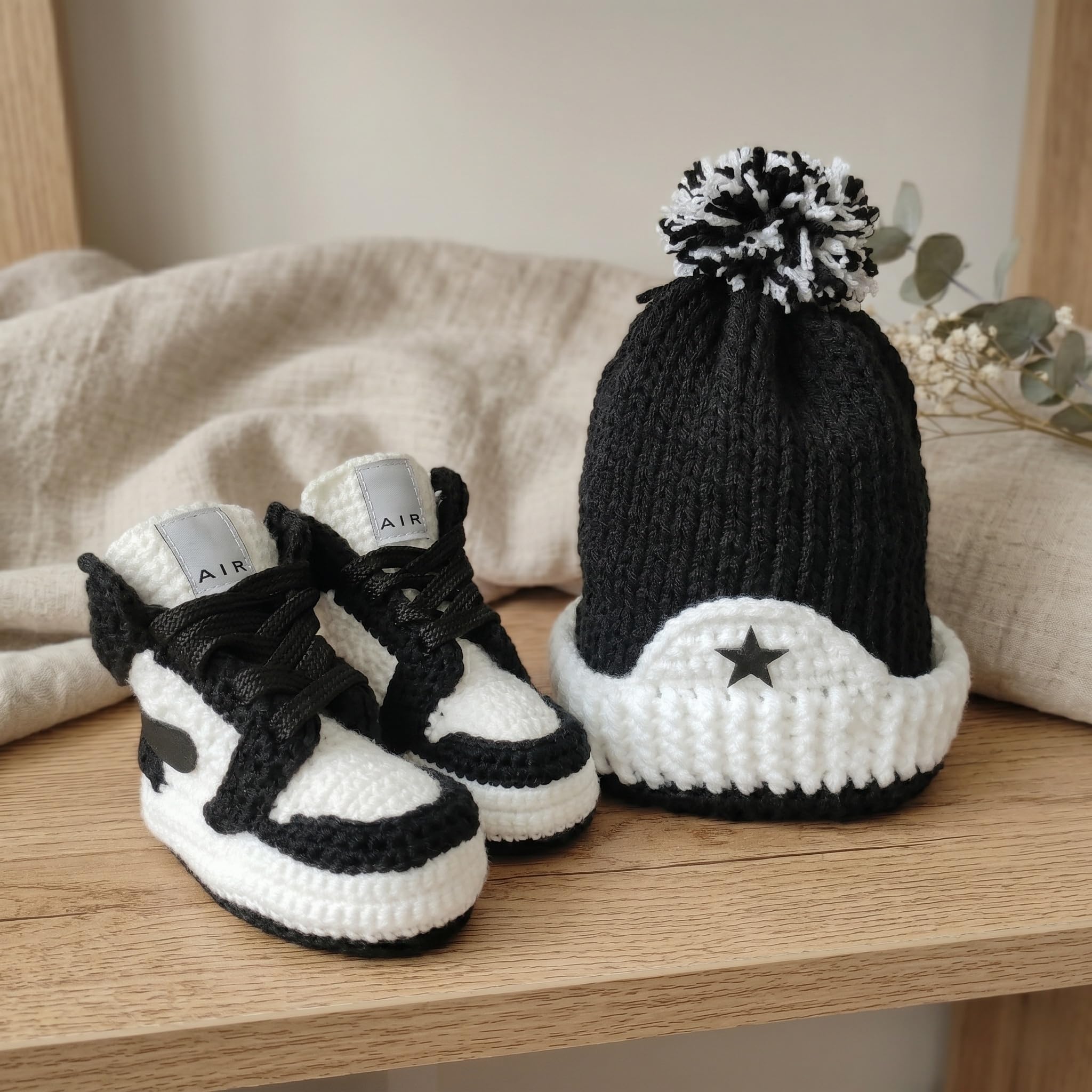 Häkel Baby Jordan Sneaker Booties und Mütze Set Schwarz Weiß für Neugeborene Jungen Mädchen, Basketball High-Top Krabbelschuhe, Heimkehr-Outfit, Babyparty Geschenk, 0-3M 3-6M 6-9M 9-12M