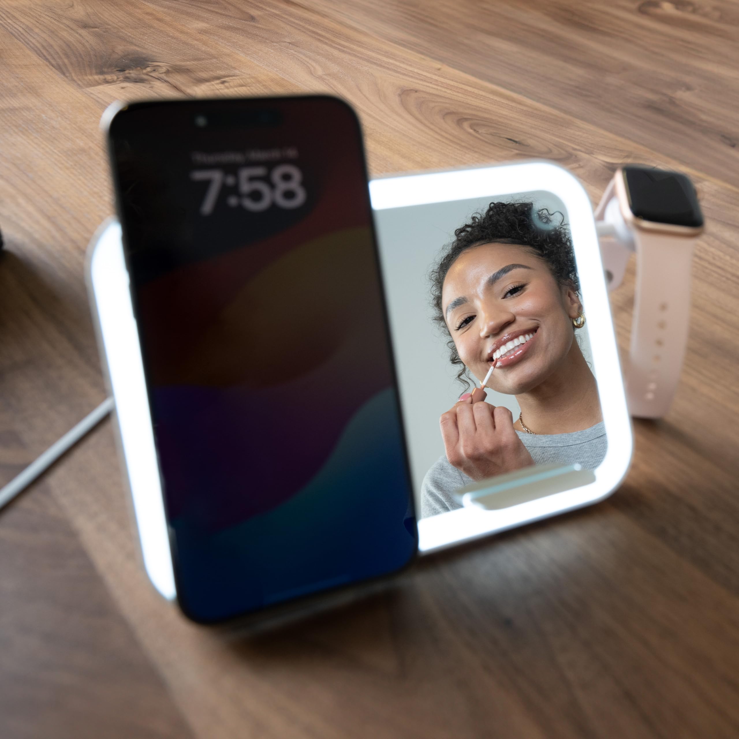 AT&T Essentials - Stazione di ricarica 3 in 1 con specchio a LED, compatibile con magneti, con bordo illuminato a LED (iPhone, Airpods, Apple Watch)