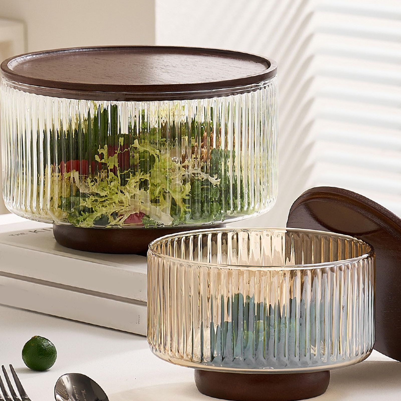 banapoy Ensaladera de Vidrio, Diseño Acanalado de Vidrio Transparente de 7.9 X 5.5 X 4.9 Pulgadas, Cuencos para Servir Ensaladas, Plato para Mezclar con Base de Madera y Tapa para Cocina, Postre,