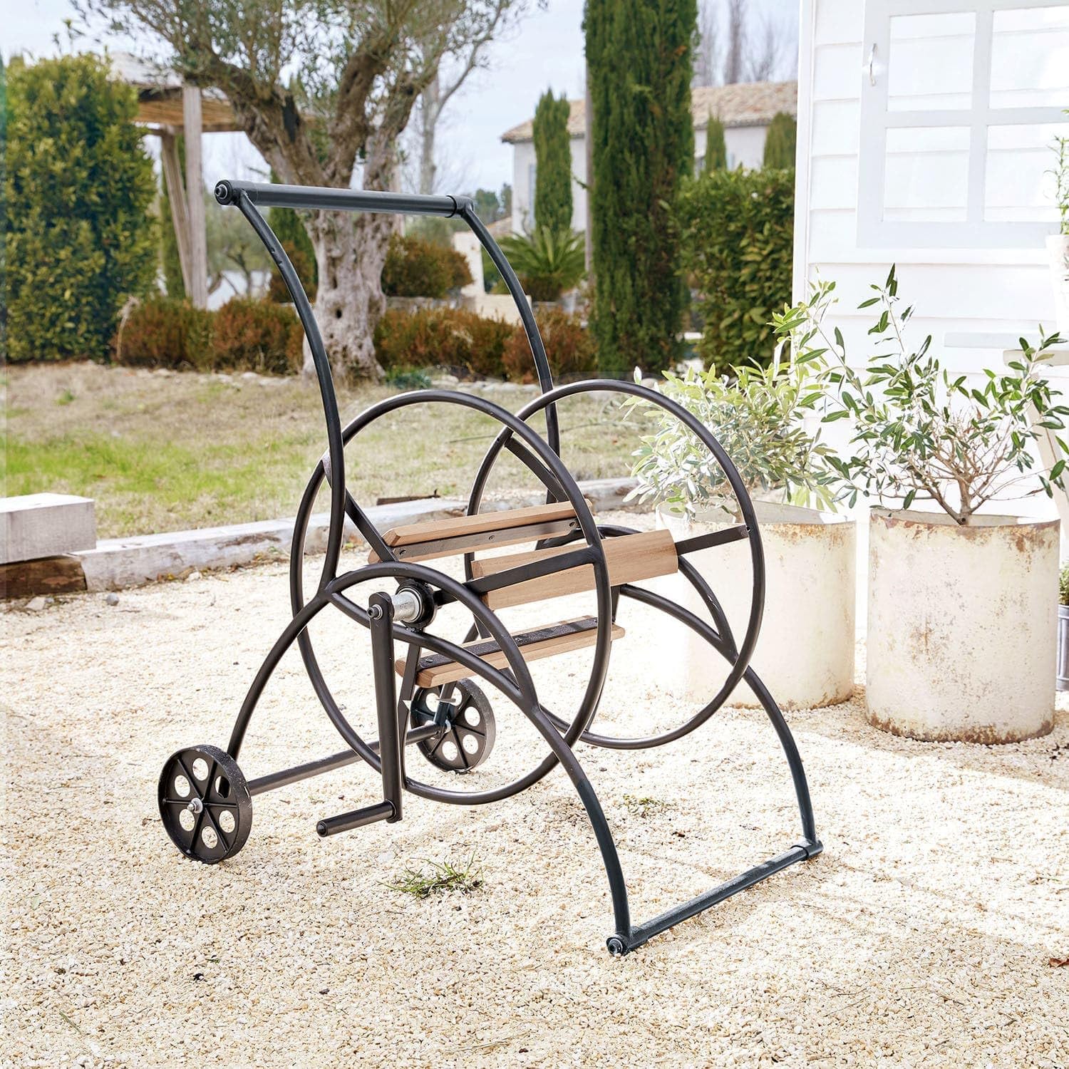 Loberon Schlauchwagen Middleby, leichtgängige Schlauchrolle & Räder, Elegante Optik, wetterfest, Gartenzubehör, Gartenhelfer, Outdoor, Eisen, Teakholz, schwarz | leichtgängige Schlauchrolle & Räder, Elegante Optik, wetterfest, Gartenzubehör, Gartenhelfer,