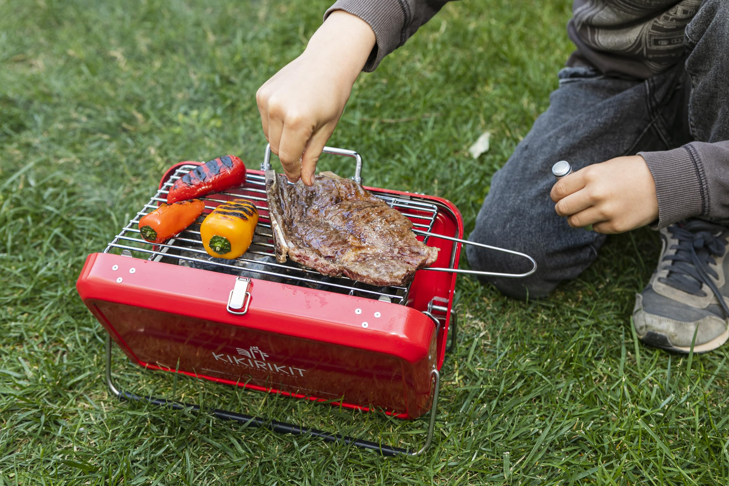 KIKIRIKIT - Grill na węgiel drzewny - Przenośny grill z akcesoriami - Zestaw do grillowania - Akcesoria Camper - Oryginalny prezent - Prezenty dla rodziców (czerwony, Super Kit)
