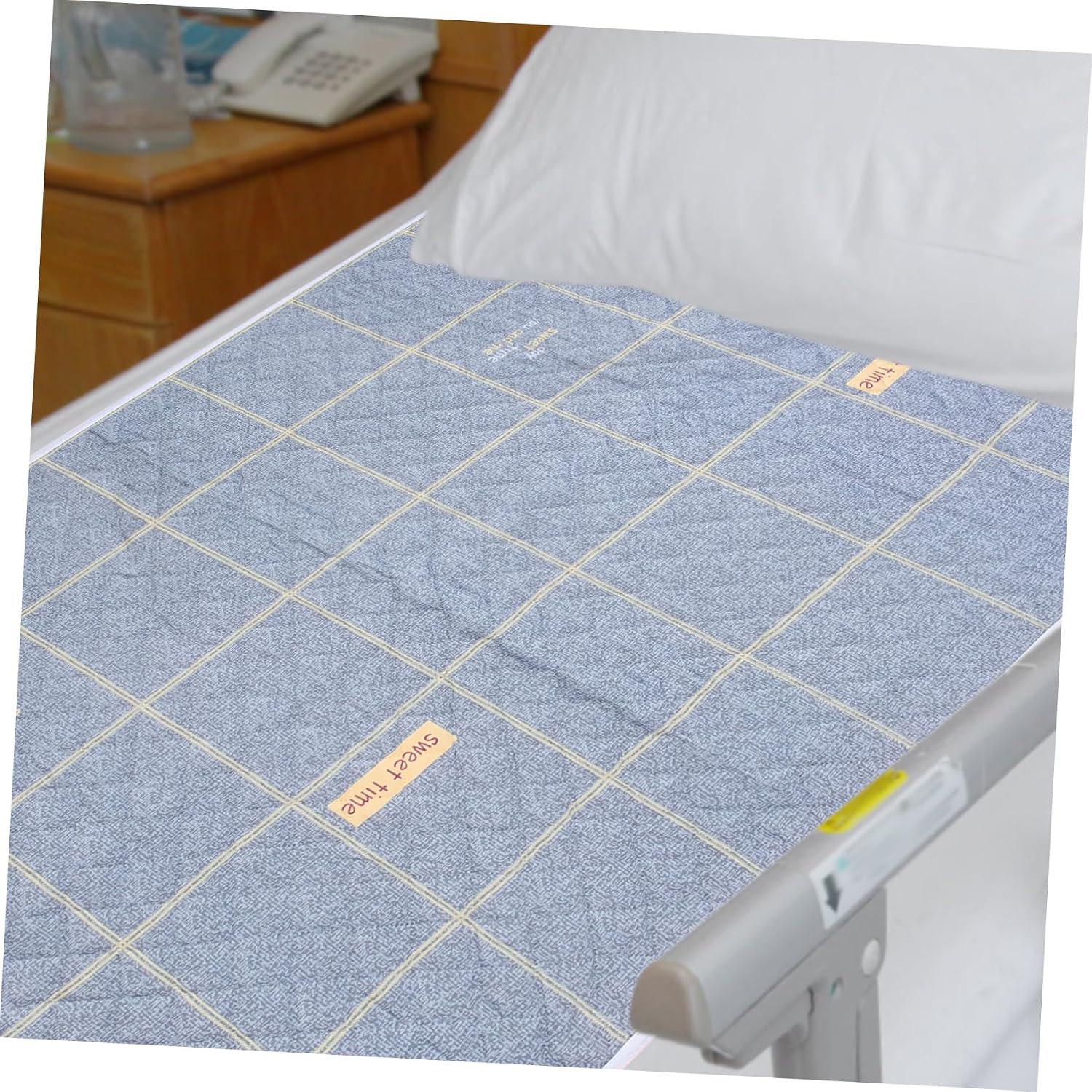 Healifty Washable Incontinence Bed Pad for Adults and Elderly Strong Water Absorption Diaper Pad for Night Use Non Deforming Design Suitable for Patients and Mild Incontinence Random Color