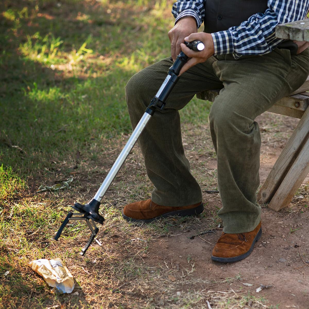 InnovaGoods® Bâton de marche extensible, bâton de marche extensible avec LED, alarme et main mécanique, bâton de marche avec 6 niveaux de hauteur réglable et 4 points d'appui.