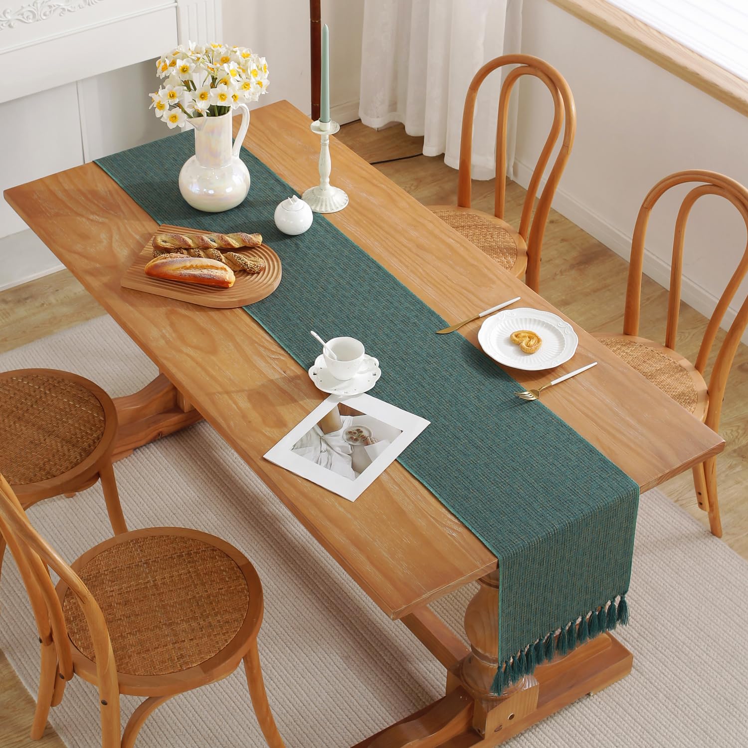 Laolitou Camino de mesa rústico con borlas, caminos de mesa bohemios de 108 pulgadas de largo para fiestas de vacaciones, bodas y decoración de mesa de comedor, 13 x 108 pulgadas, verde oscuro