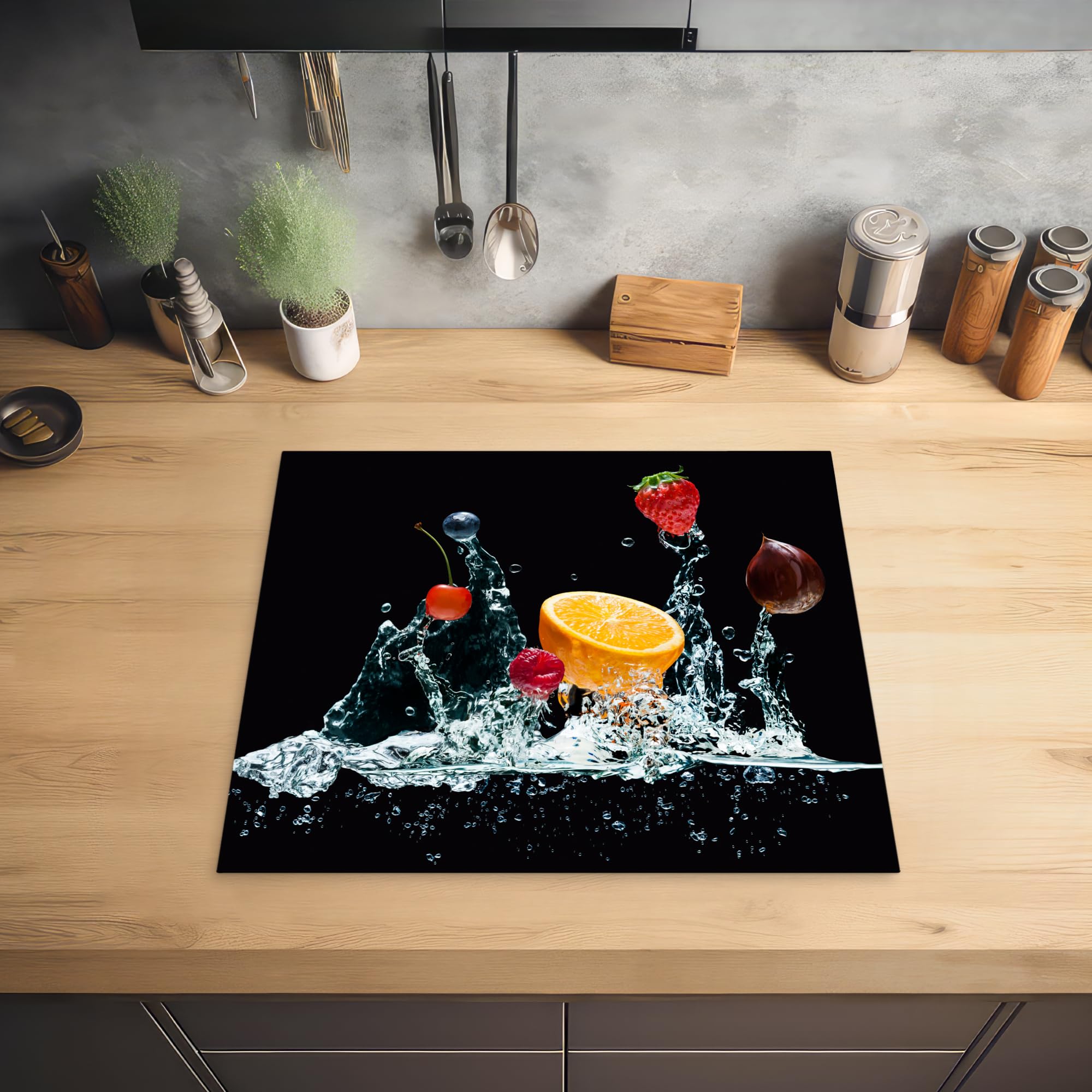 KitchenYeah© Herdabdeckplatte Einteilig Küche Ceranfeld Abdeckplatte Cerankochfeld Abdeckung Induktionskochfeld Schutzmatte Wasser - Obst - Orange - Erdbeeren - Kirsche - Schwarz - 60x52 cm