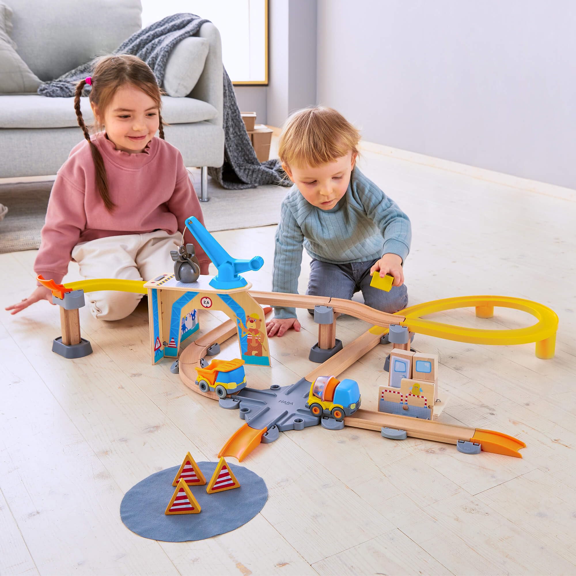 HABA Kullerbü 1307199001 - Pista a sfera in legno colorato con veicoli - Sistema di clic espandibile con 51 parti - Ferrovia in legno alternativa per bambini dai 2 anni in su, 1307199001