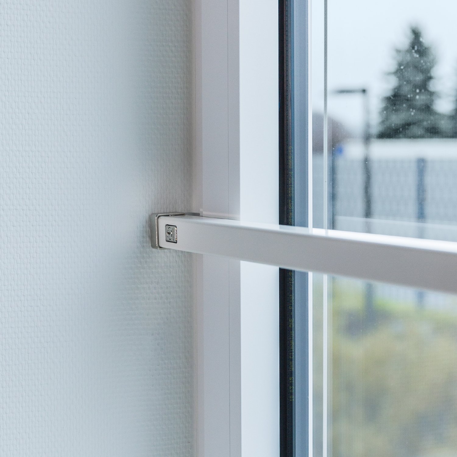 ABUS Fenster-Panzerriegel FPR217 sichtbarer Schutz gegen Einbrüche | stabiler Edelstahl-Riegel | 225 cm lang | abschließbar | AL0089 | weiß | 77194