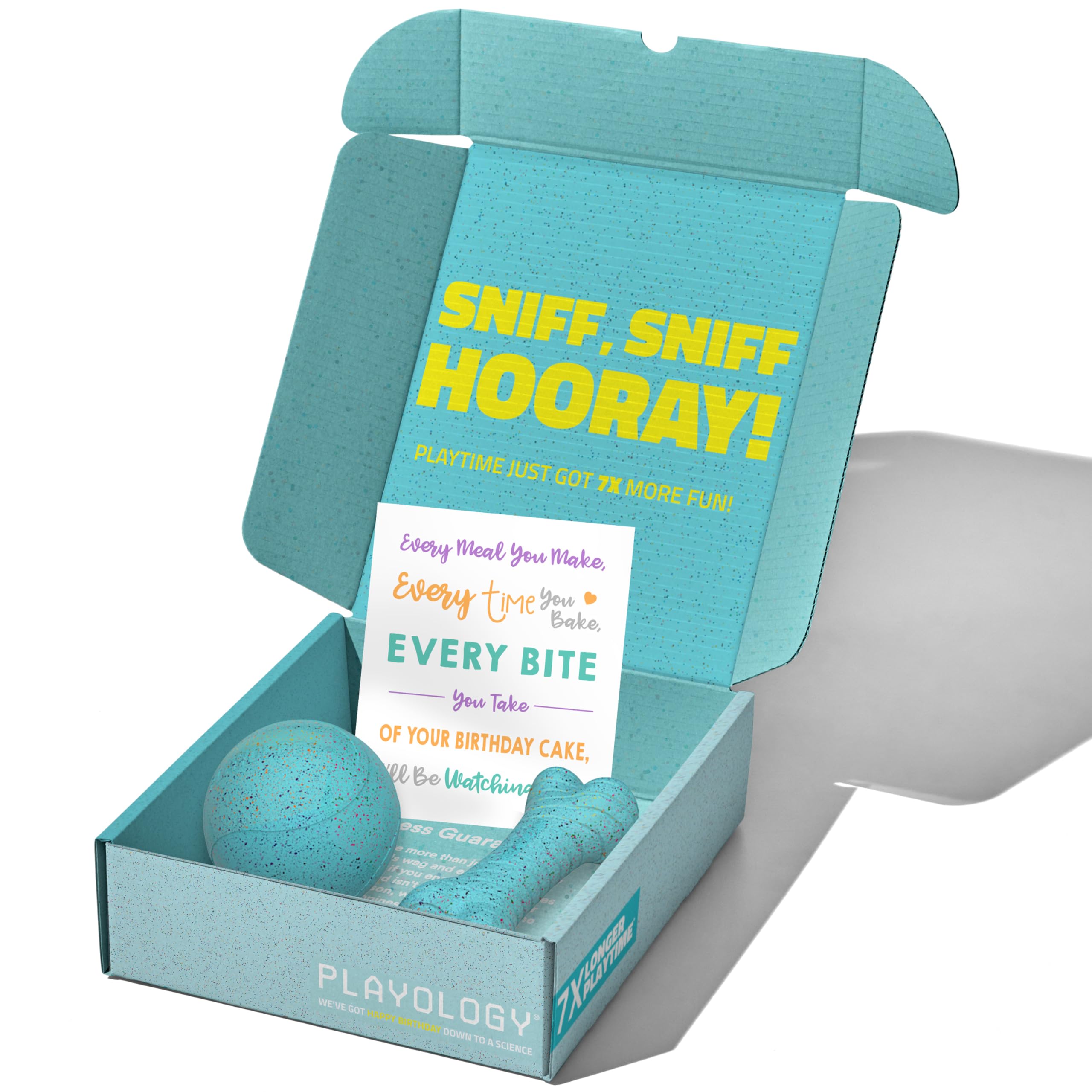 Playology Birthday Box Hundespielzeug für mittelgroße Hunde, natürliche Erdnussbutter, Geburtstagskuchenduft, Geschenkpaket, 1 quietschende Kaubälle, 1 doppellagiger Knochen und 1 Hunde-Bday-Karte