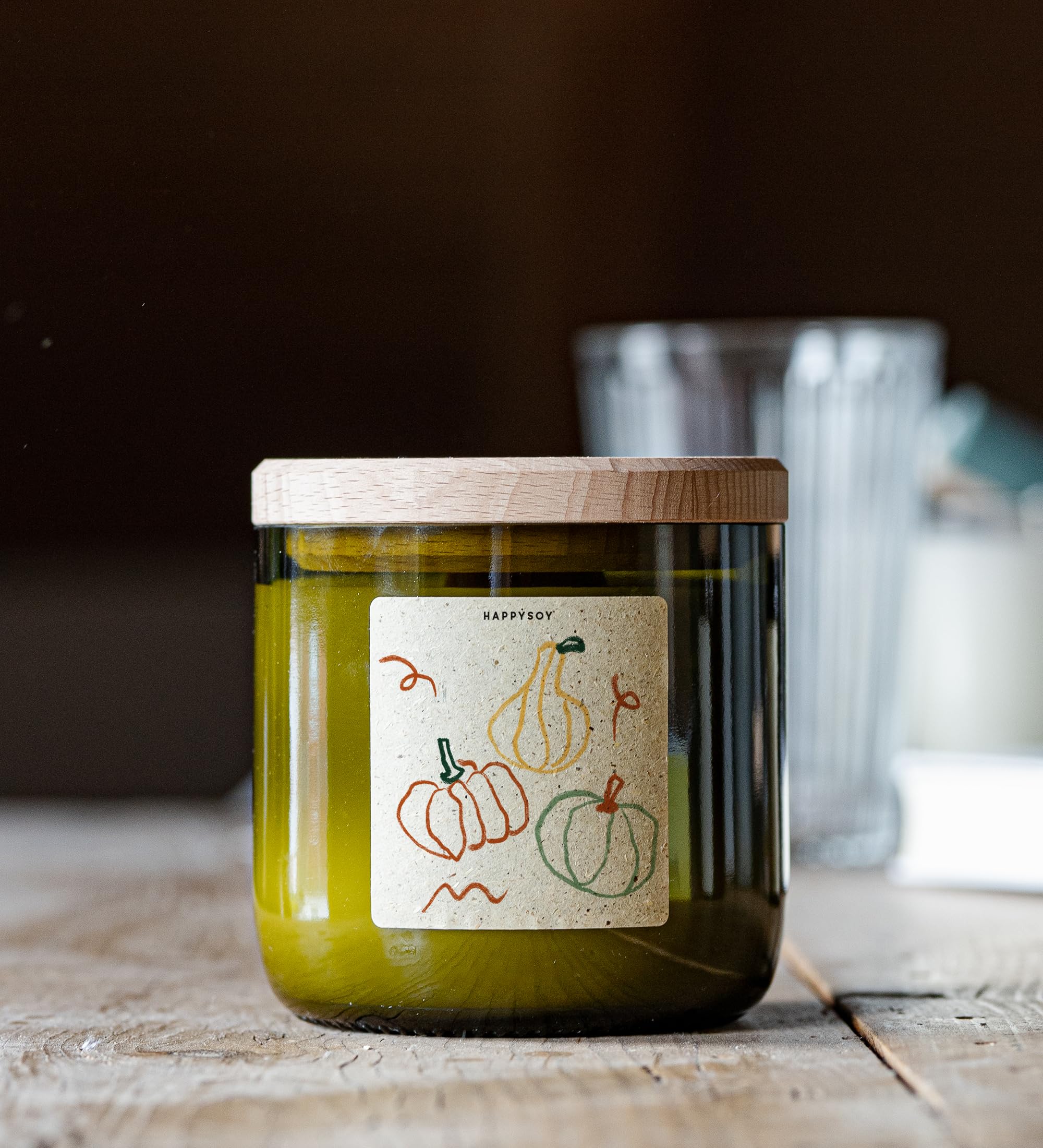 HAPPYSOY Kürbisse, Sojawachs-Duftkerze, grünes Glas aus Weinflasche, Holzdocht, gentechnikfrei, wundervoller Duft, über 100 h Brenndauer, Geschenkidee für Herbst, für Freundin