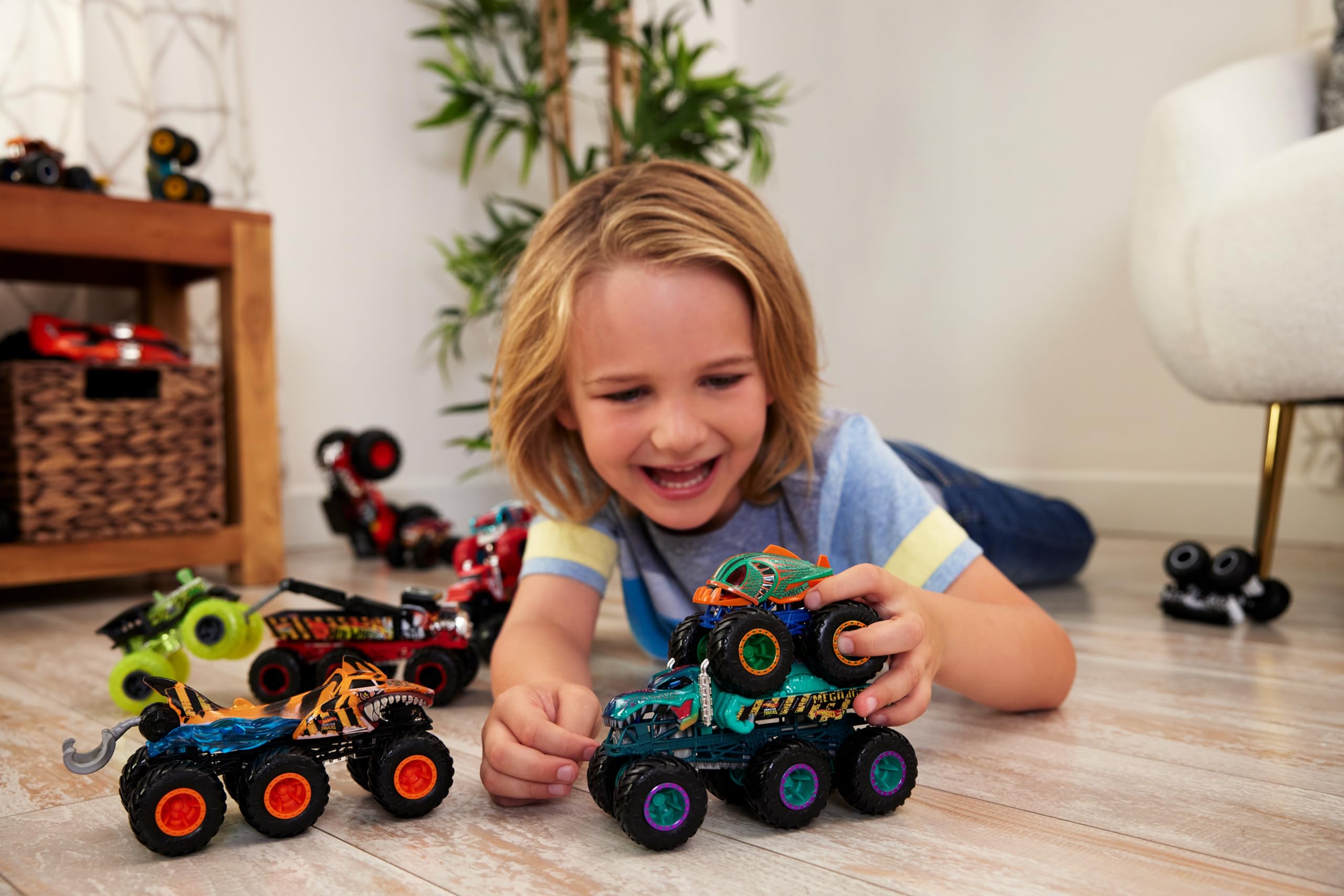 Hot Wheels Monster Trucks – Grandi Tir, camion die-cast 1:64 con 6 ruote (Un modello a sorpresa tra stili assortiti), può trasportare o trainare altri veicoli, giocattolo per bambini 3+, HWN86