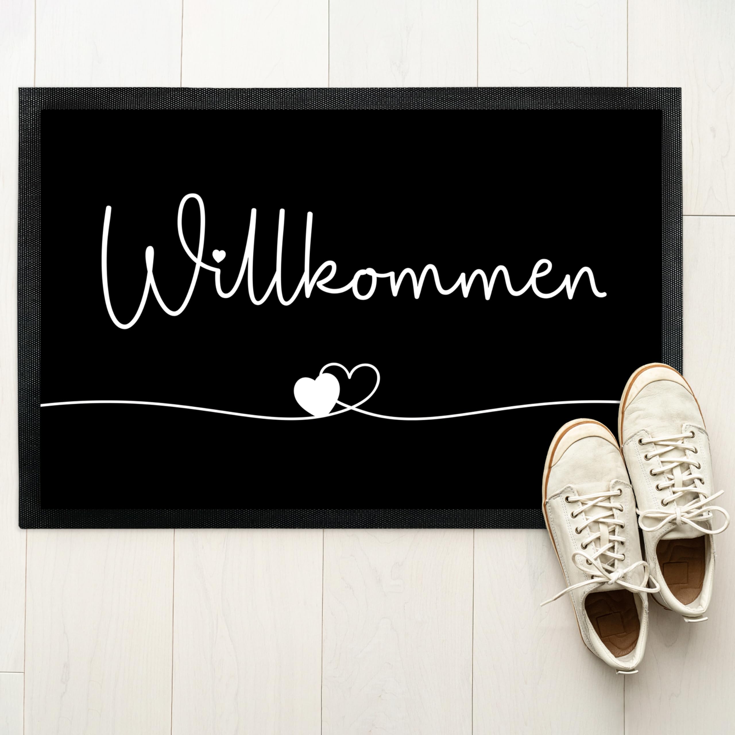 True Statements Fußmatte „Willkommen“ - Herzlinie - lustige Deko-Türmatte als Geschenk zum Einzug für innen und außen – Eingangsteppich mit verschiedenen Designs - dünn, rutschfest, 90 x 60 cm