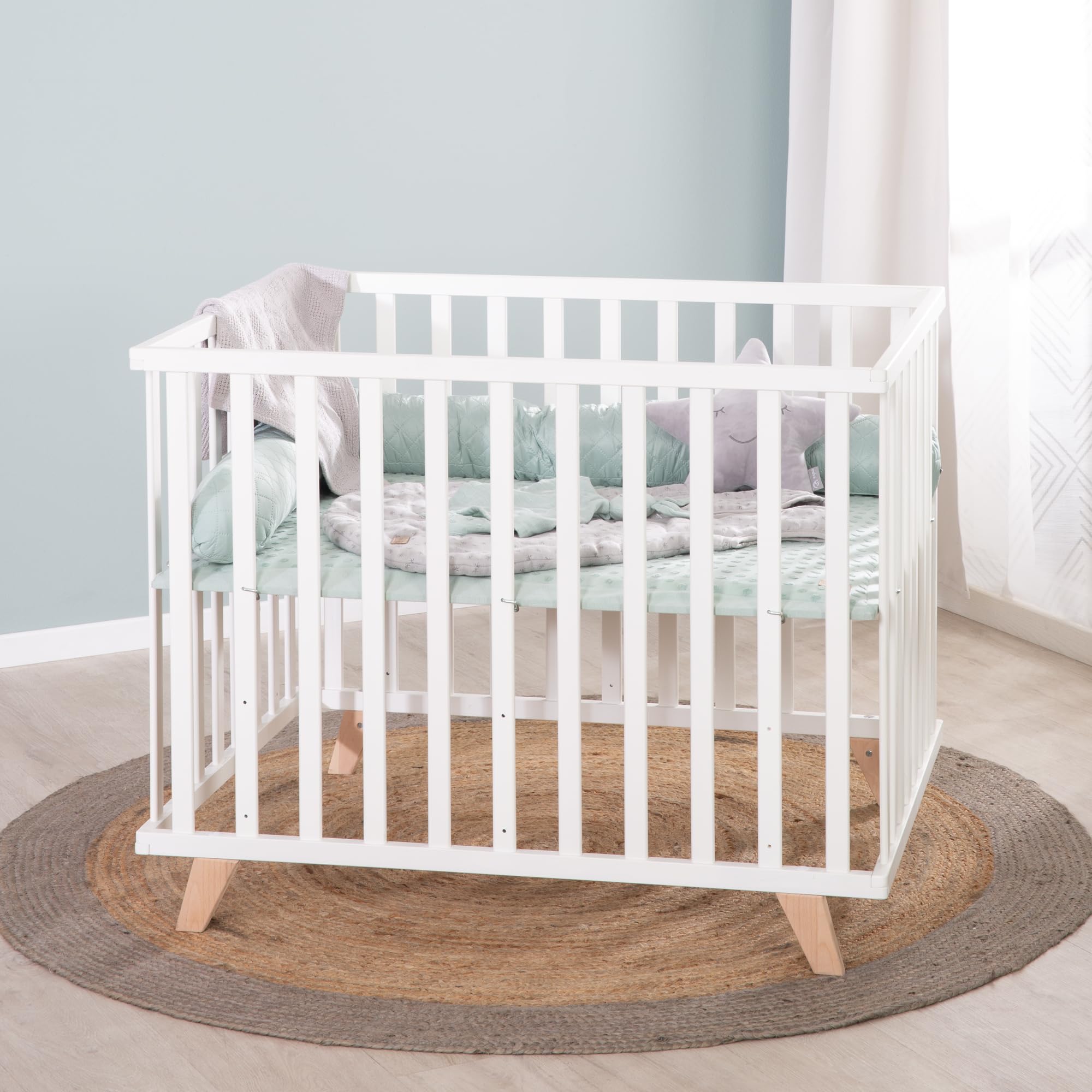 roba Parc Bébé en Bois Massif Bio 75 x 100 + Tapis de Parc Lil Planet Vert Givré - Certifié OEKO-TEX et GOTS - Base Ajustable en Hauteur - Design Rétro - Laqué Blanc