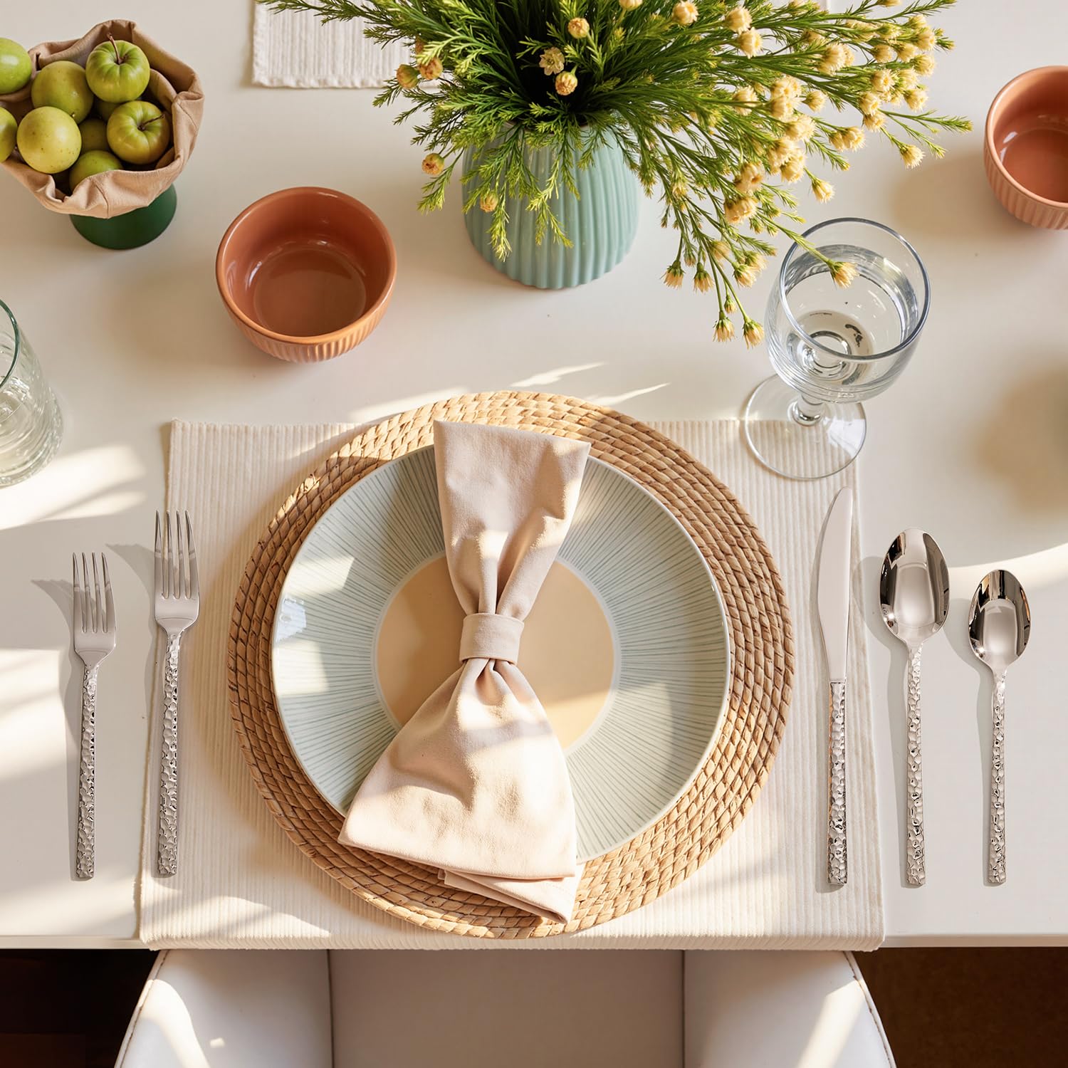 HIKAA Besteck Set 12 Personen aus Gehämmert, 60-Teilig Essbesteck 18/10, Edelstahl Besteckset für Zuhause, Partys, Hochzeiten, Cutlery Set Hochglanzpoliert Spülmaschinenfest, (Silber)