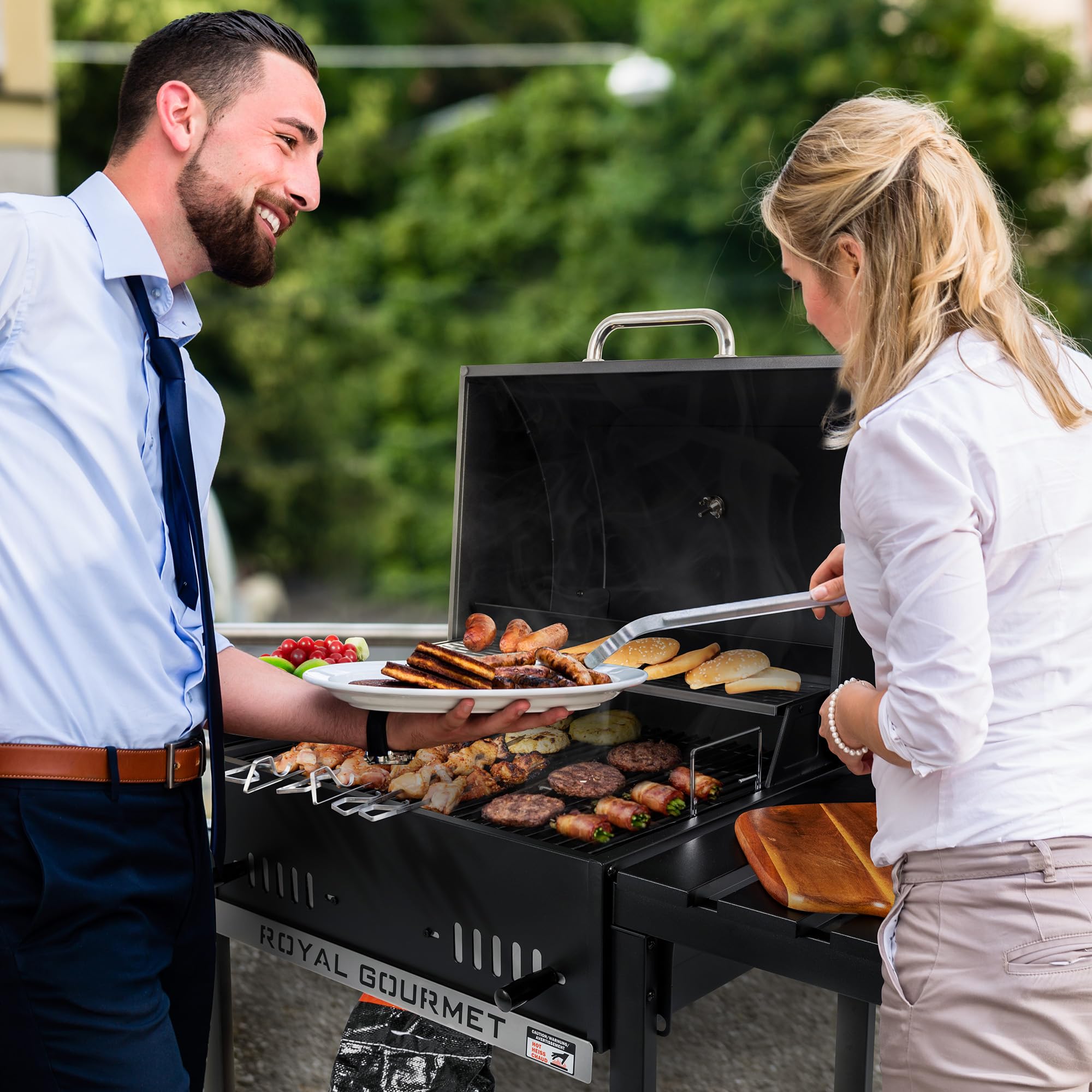 Royal Gourmet Barbecue a Carbone da Legno, griglia a Carbone su Carrello con Ripiani Pieghevoli, Coperchio, termometro, Superficie Cottura 56,5 x 42,2 cm, per Giardino, Campeggio, Nero