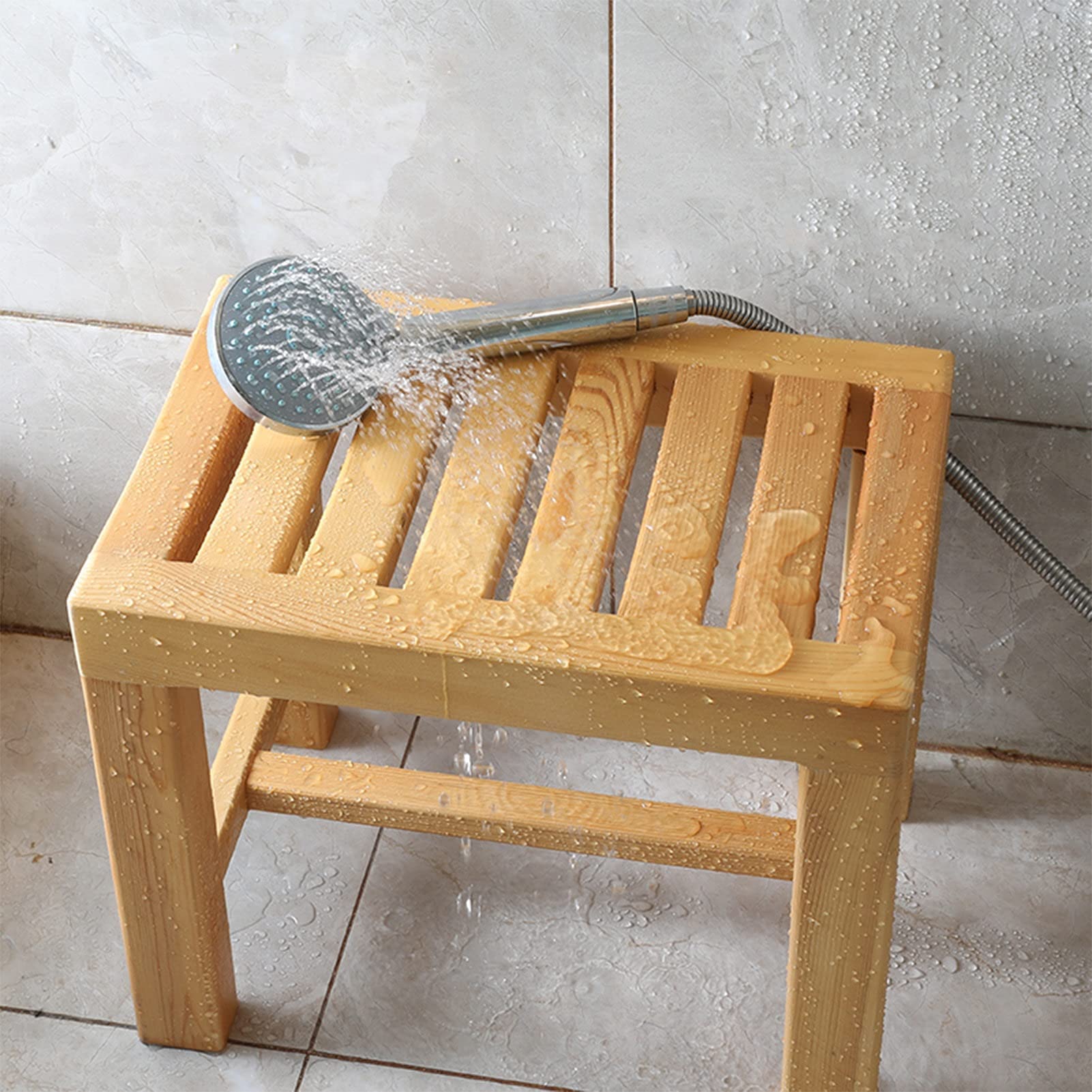 Tabouret de bain étanche en bois bienveillant pour préserver l'autonomie