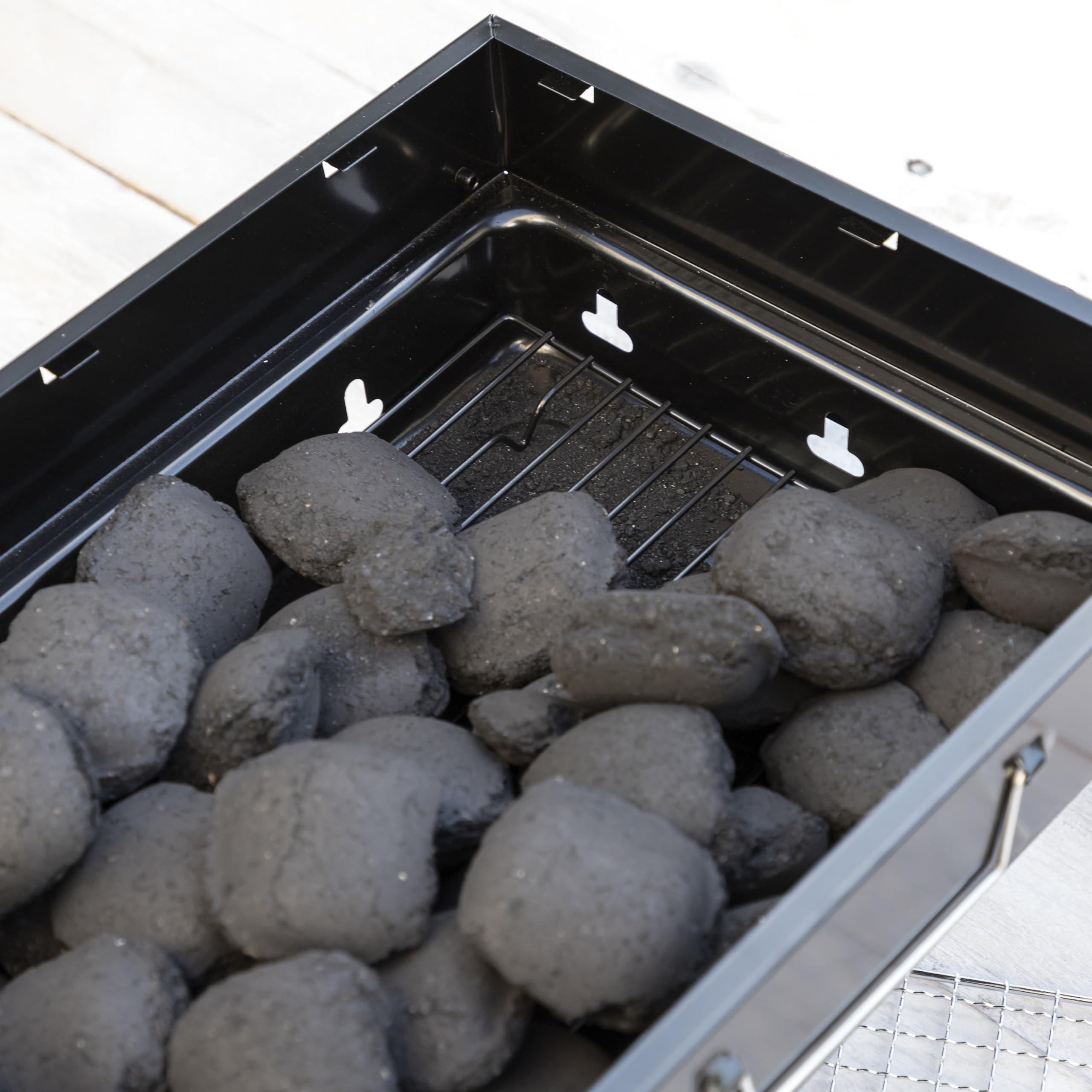 InnovaGoods® Mini Barbacoa Portátil de Carbón BEARBQ, Plegable, Ideal para Camping y Sobremesa, Fácil de Usar y Limpiar, Para 2 Comensales, Negro.