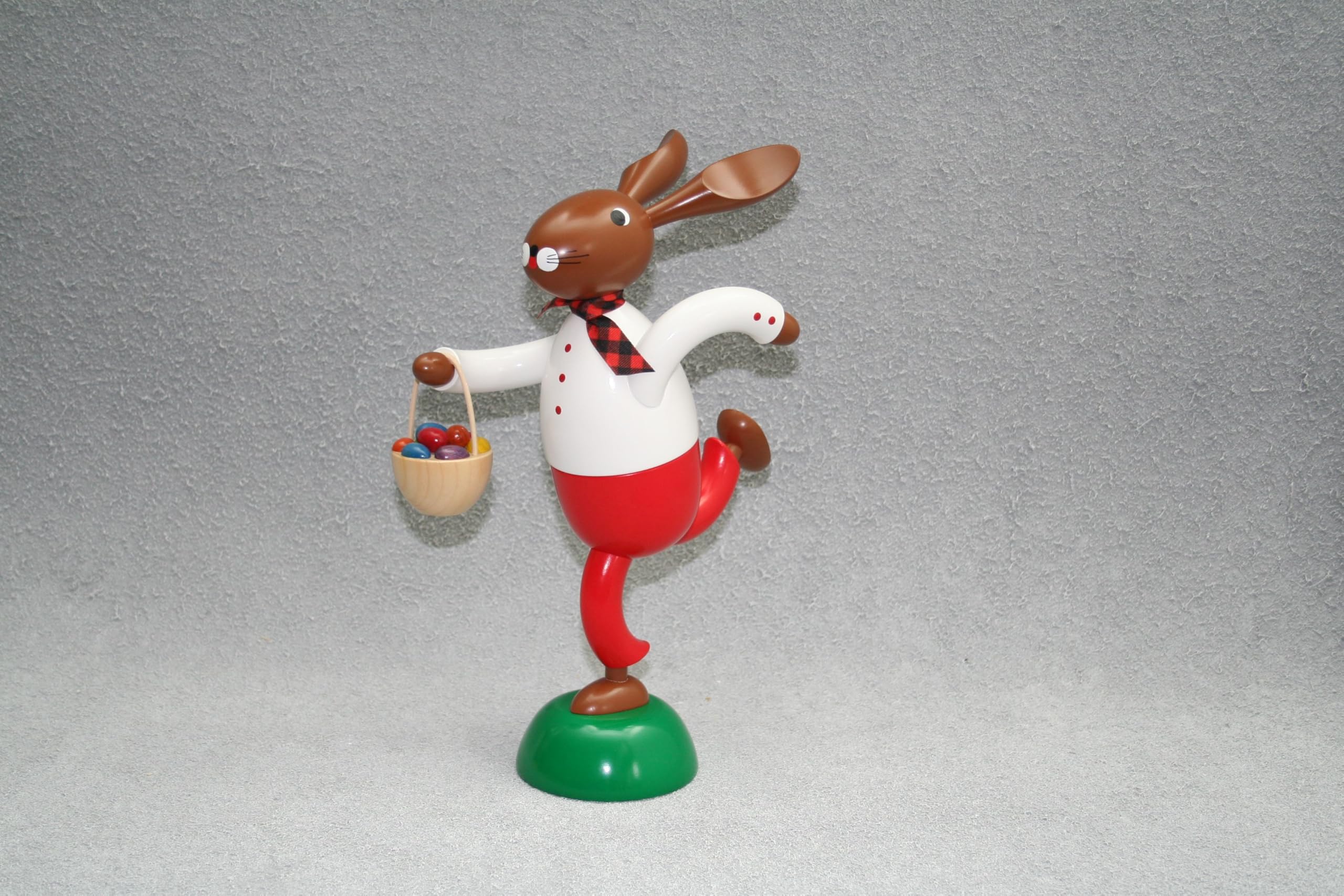 Rudolphs Schatzkiste Osterhase Brauner Hase in Rot-Weiß mit Korb voller bunter Eier auf grünem Sockel Höhe 35cm NEU Holzfigur Osterdekoration Hasenfigur Osterhase Figur Eiersammler