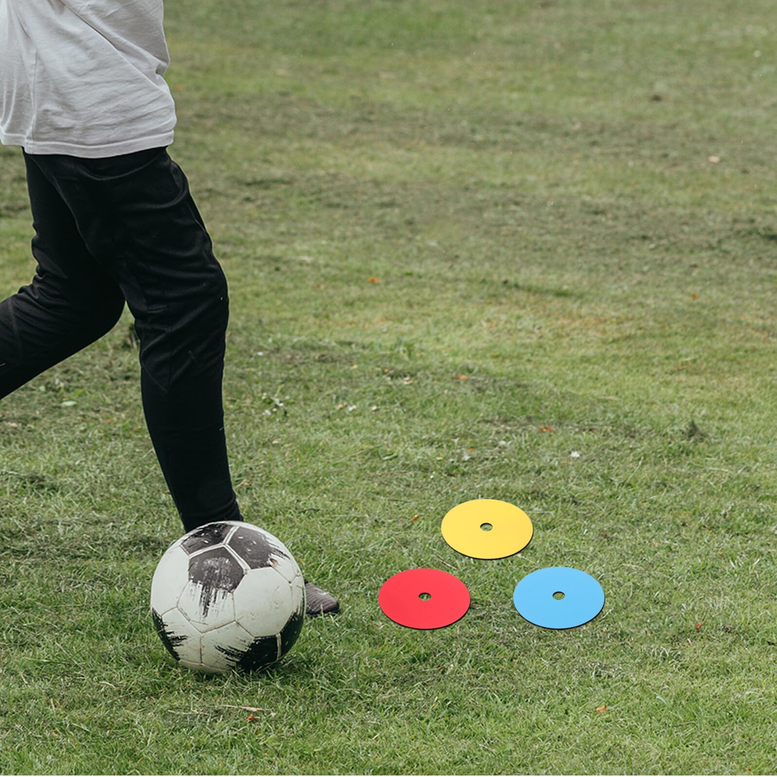 12pezzi Coni Piatti Dischi per Allenamento Agilità Cerchi Marcatori da Terra per Campi Sportivi Calcio e Football Attrezzature per Gioco di Gambe da Tennis