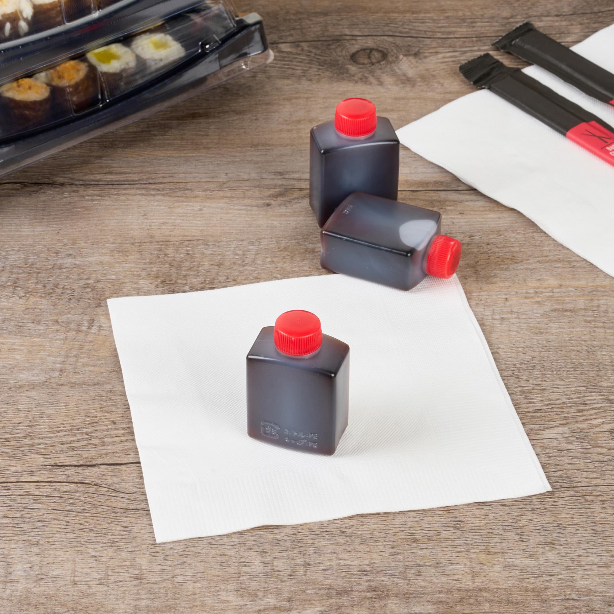 Restaurantware -Bento Tek - Mini botellas de salsa de soja de 2 onzas, 100 mini botellas desechables para condimentos con tapas rojas, paquete de condimentos, vinagre o salsa, botellas de plástico