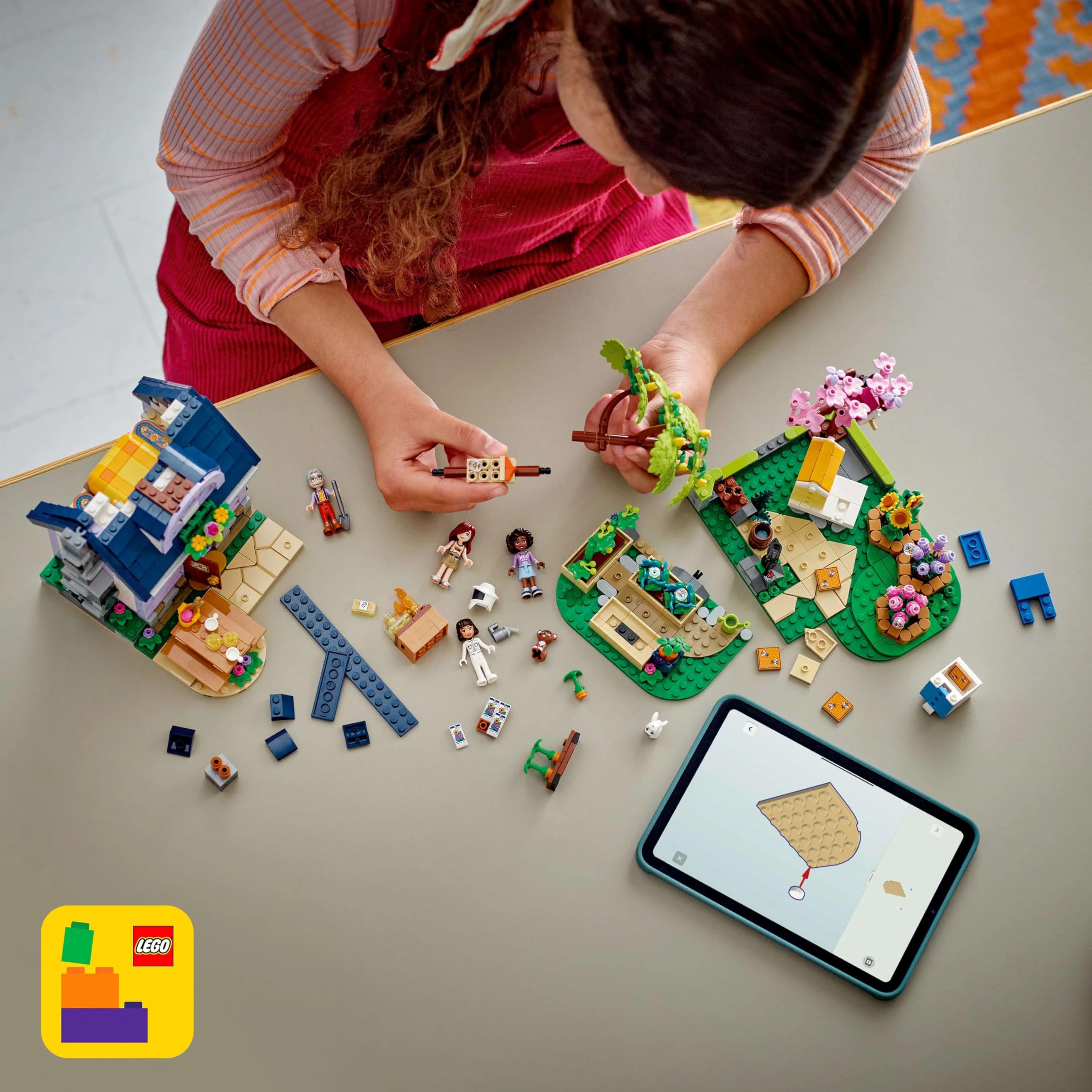 LEGO Friends Casa degli Apicoltori e Giardino Fiorito, Giochi di Ruolo per le Abilità Sociali per Bambine da 12 Anni con Personaggi, Negozio Giocattolo, Orto e Cibo, Idea Regalo di Compleanno 42669