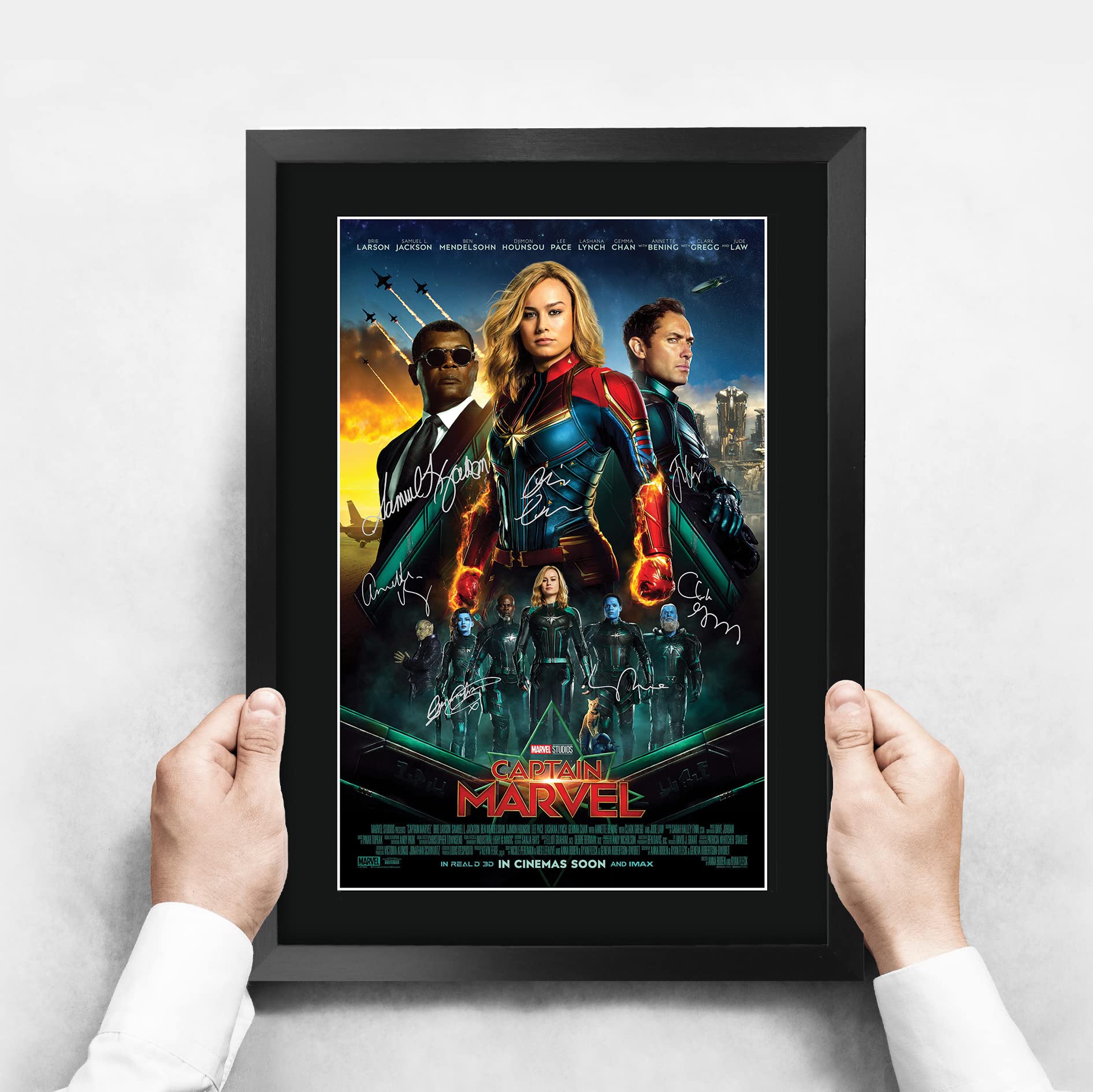 HWC Trading A3 FR Captain Marvel Brie Larsson und Cast Geschenke Printed Poster Autogramm Bild für Film-Memorabilia Fans - A3 Eingerahmt