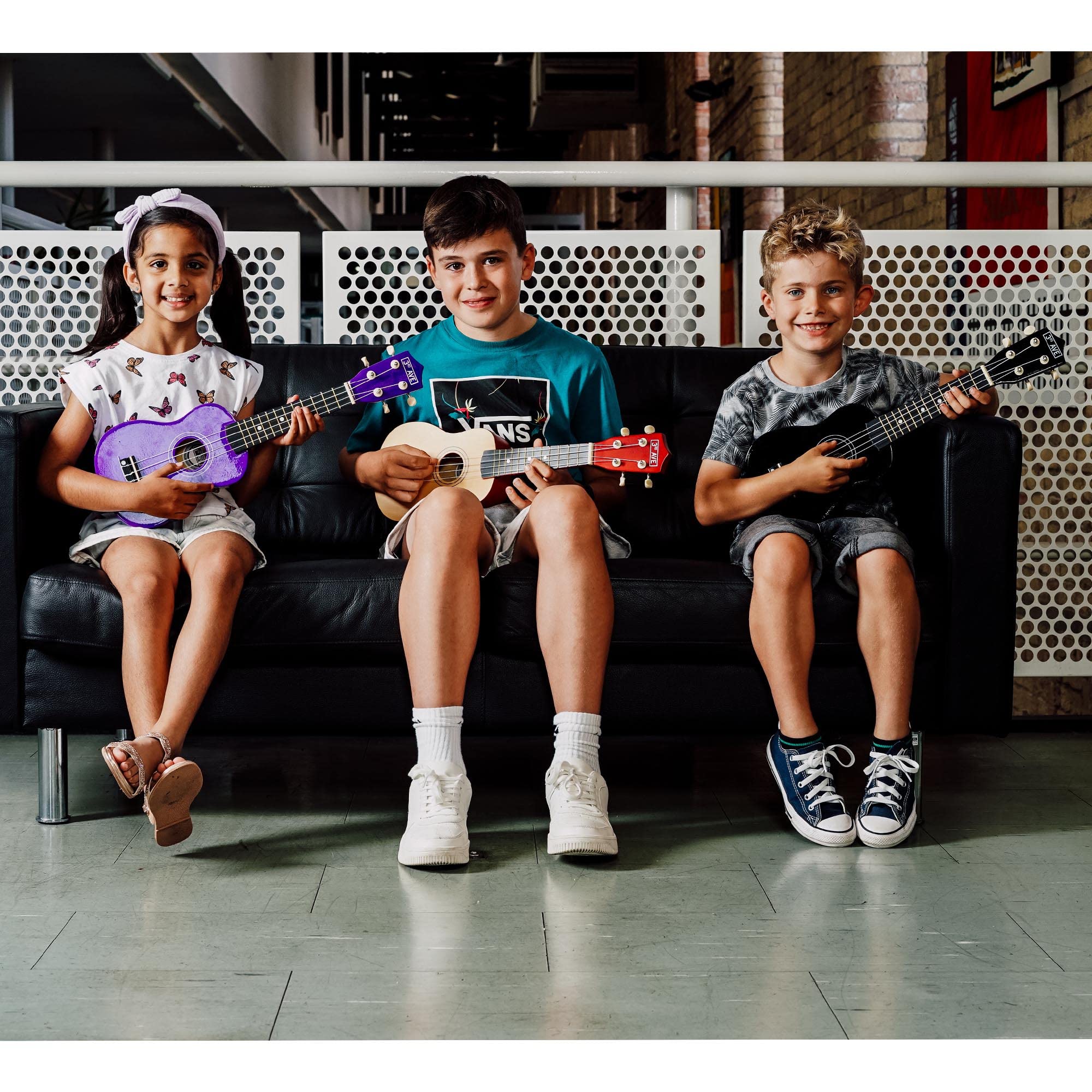 3rd Avenue Sopran-Ukulele mit 54 cm/21“, Anfängerset – Tasche, Ständer, Gurt, Saiten, Plektren und Griffbrett-Aufkleber – in Schwarz – KOSTENLOSE 1-monatige Online-Lektionen