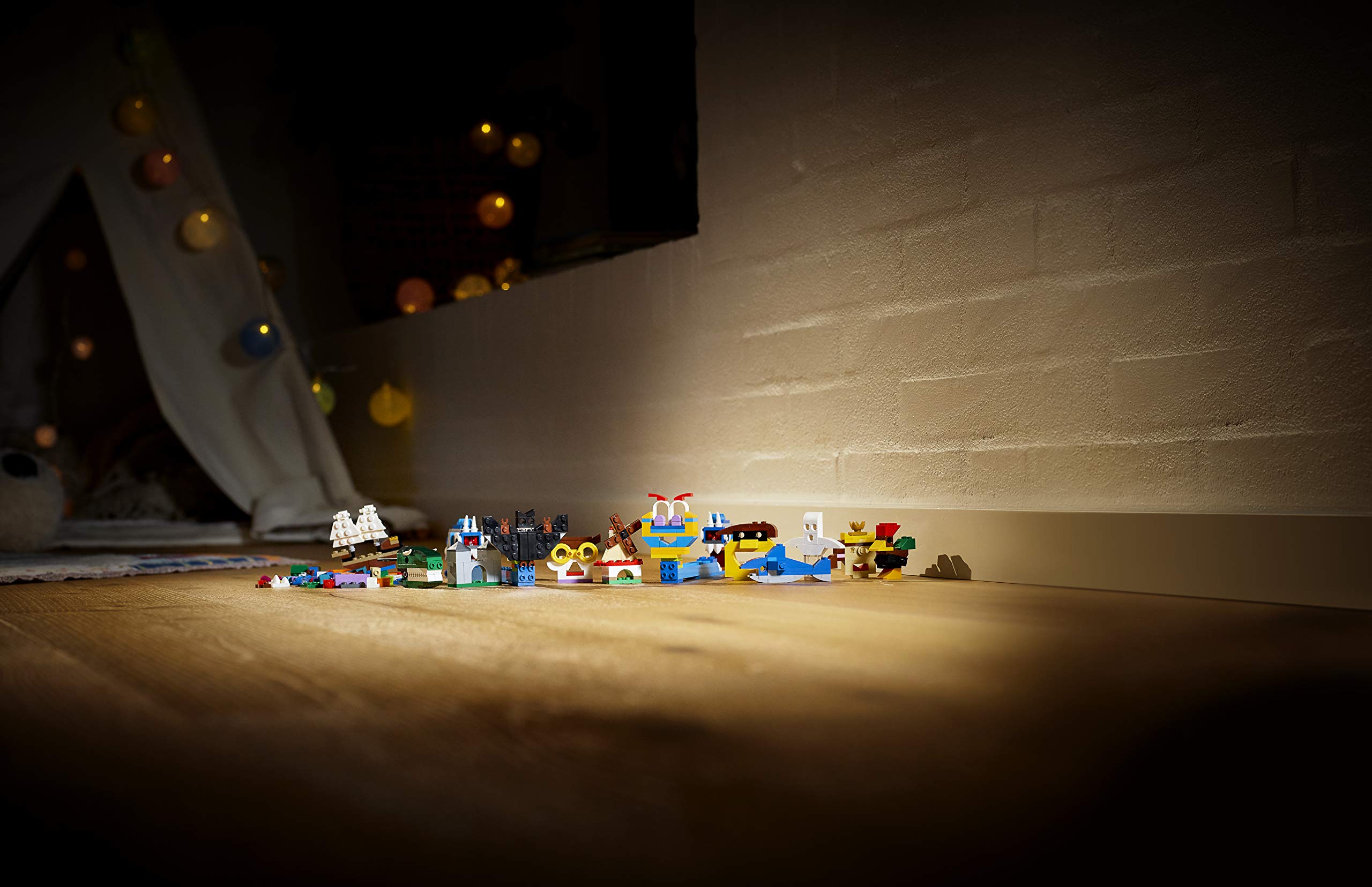 LEGO Classic Klocki i światła 11009 — zestaw z teatrzykiem cieni dla dzieci, które uwielbiają budowanie, pomysłową zabawę i opowiadanie historii (441 elementów)