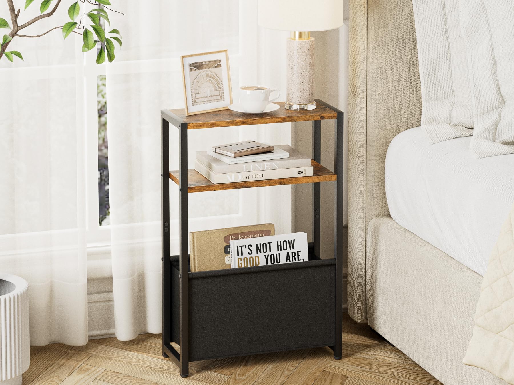 Mesa Auxiliar con Espacio de Almacenamiento, Mesa Auxiliar Estrecha de 3 Niveles con Bolsa, mesita de Noche Estrecha, pequeña Mesa de café para Espacios pequeños, Dormitorio, salón, Oficina