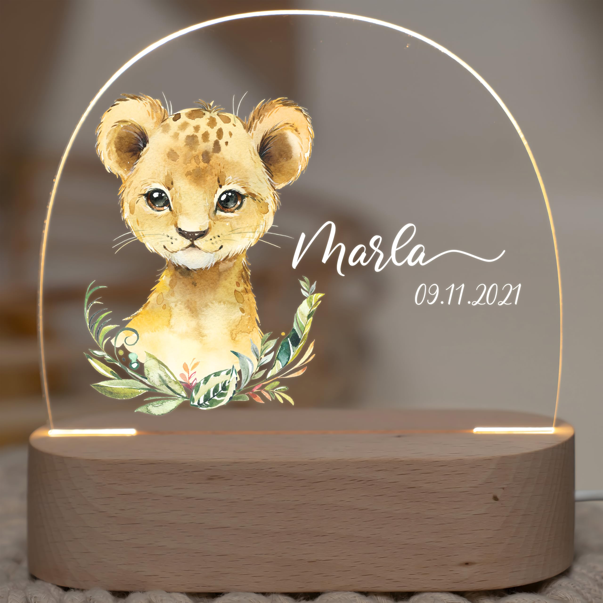 Kidsmood Nachtlicht für Babys mit Wunsch Namen - Personalisiertes Stilllicht & LED Nachttischlampe Kinderzimmer, dimmbar – Geschenk zur Geburt, Taufe & Geburtstag für Mädchen & Jungen [Löwenbaby]